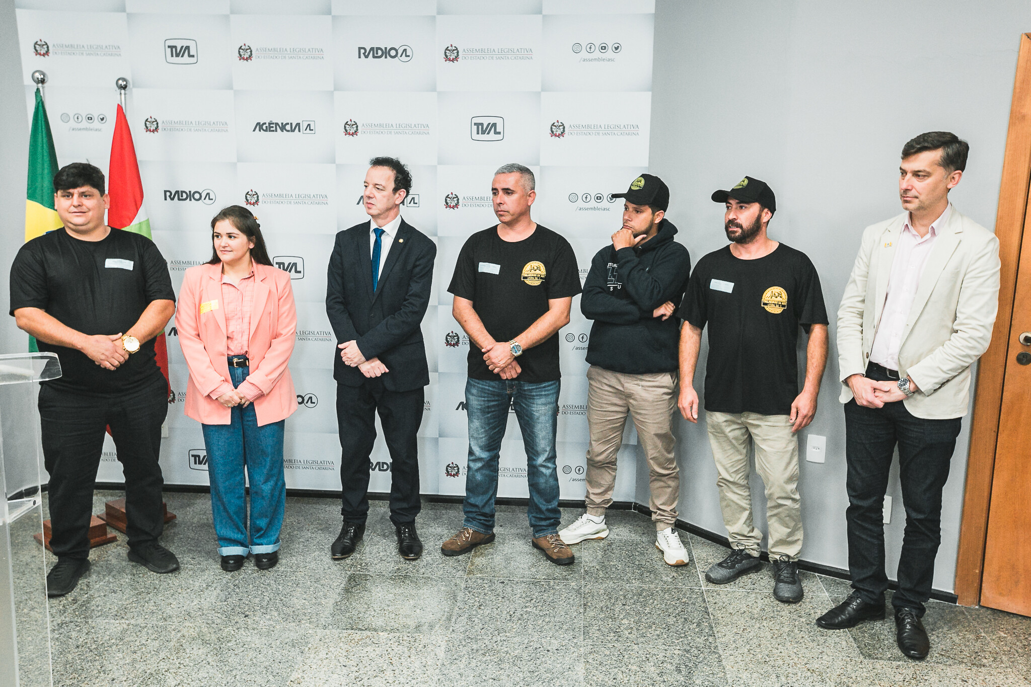 Deputado Ismael dos Santos, vereadora de Capivari de Baixo, Edicarla Bittencourt da Silva, e membros do Grupo de Trilheiros da 4x4 da Litoral Sul