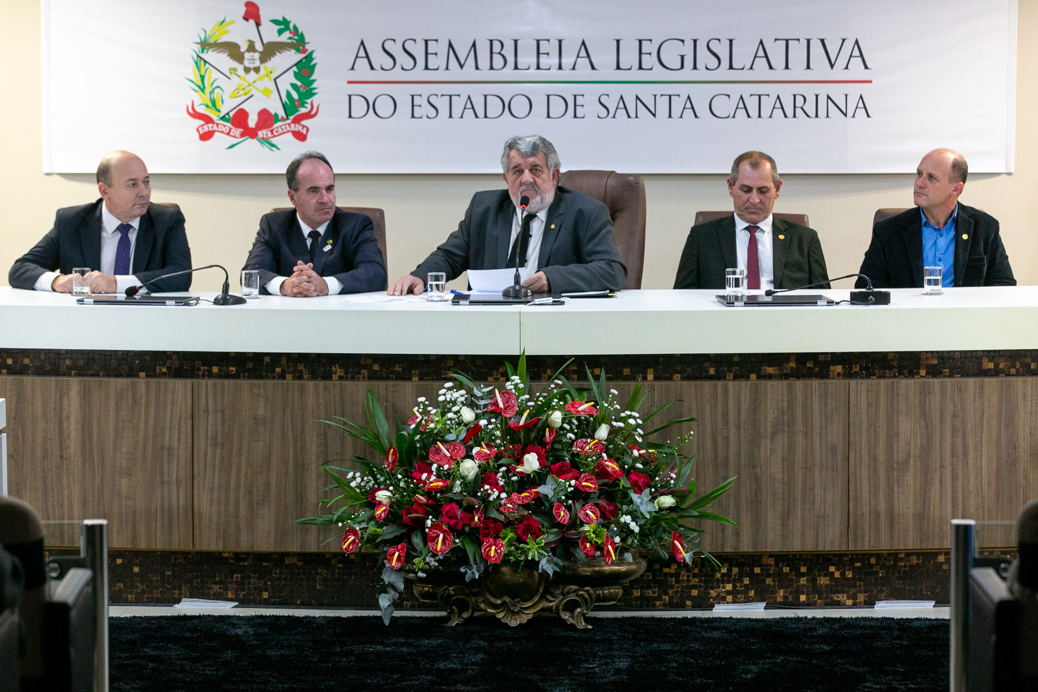 Deputado Osmar Vicentini (ao centro) foi o proponente da sessão solene realizada nesta quinta (9) em Guabiruba