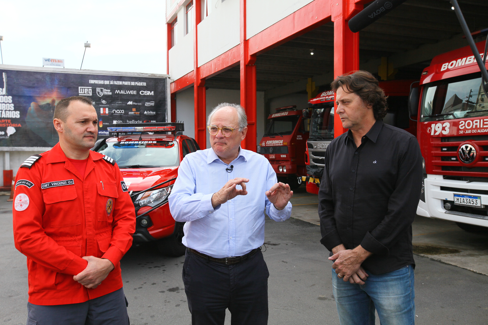 Na Estrada com Deputado Vicente Caropreso - Bombeiros voluntários comandante Neilor Vicenzi, e o vice-presidente para área de segurança da Associação Comercial e Industrial de Jaraguá do Sul (Acijs), Luiz Carlos Buzzarello,