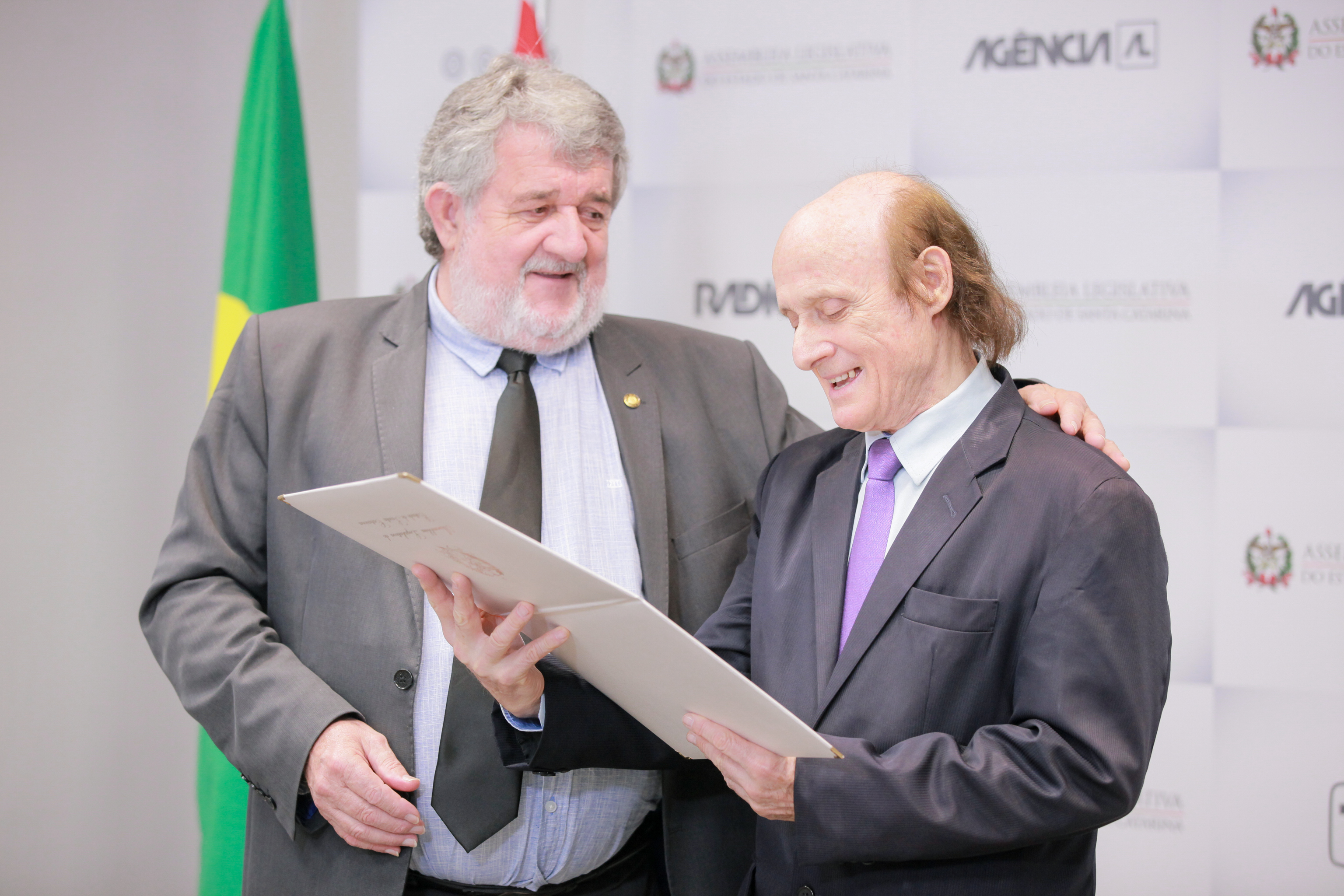 Deputado Osmar Vicentini entrega moção de aplausos ao Maestro José Nilo Valle