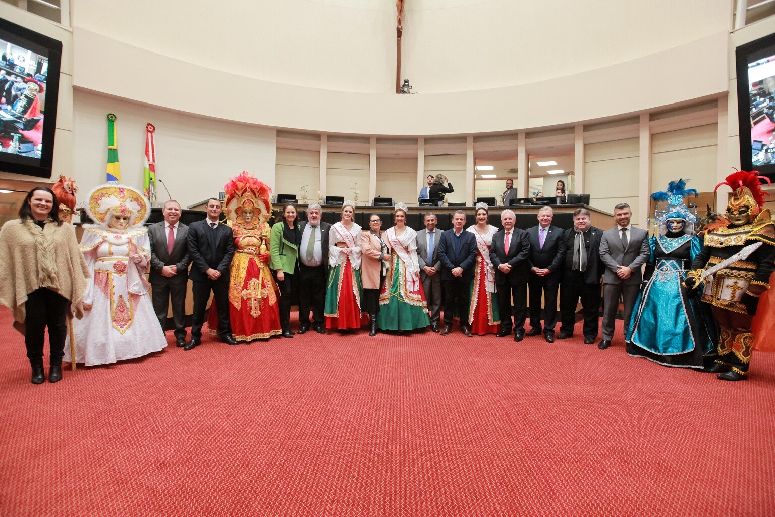 Parlamentares e a comitiva de Nova Veneza
