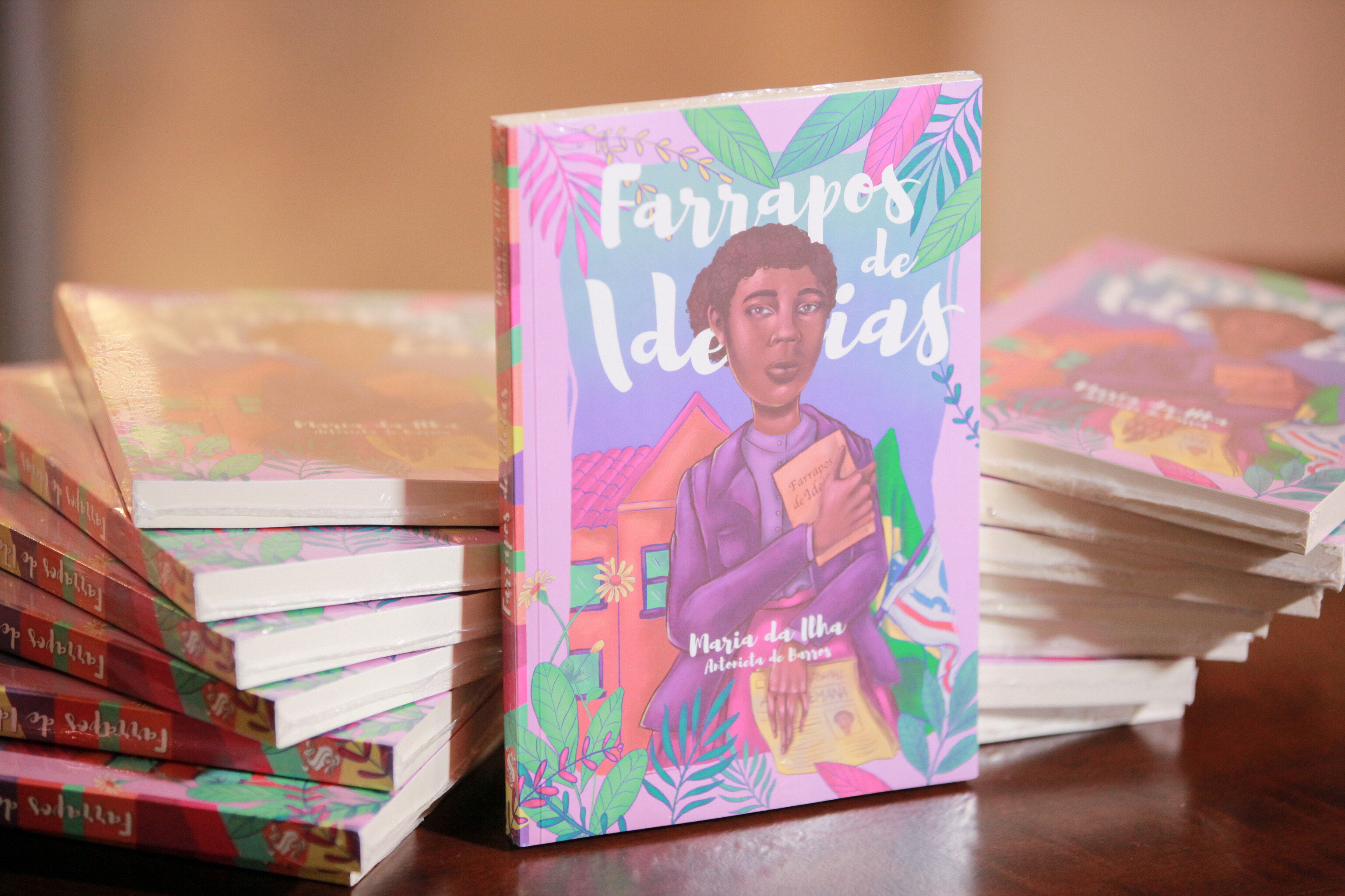 Lançada nova edição do livro Farrapos de Ideias, de Antonieta de Barros