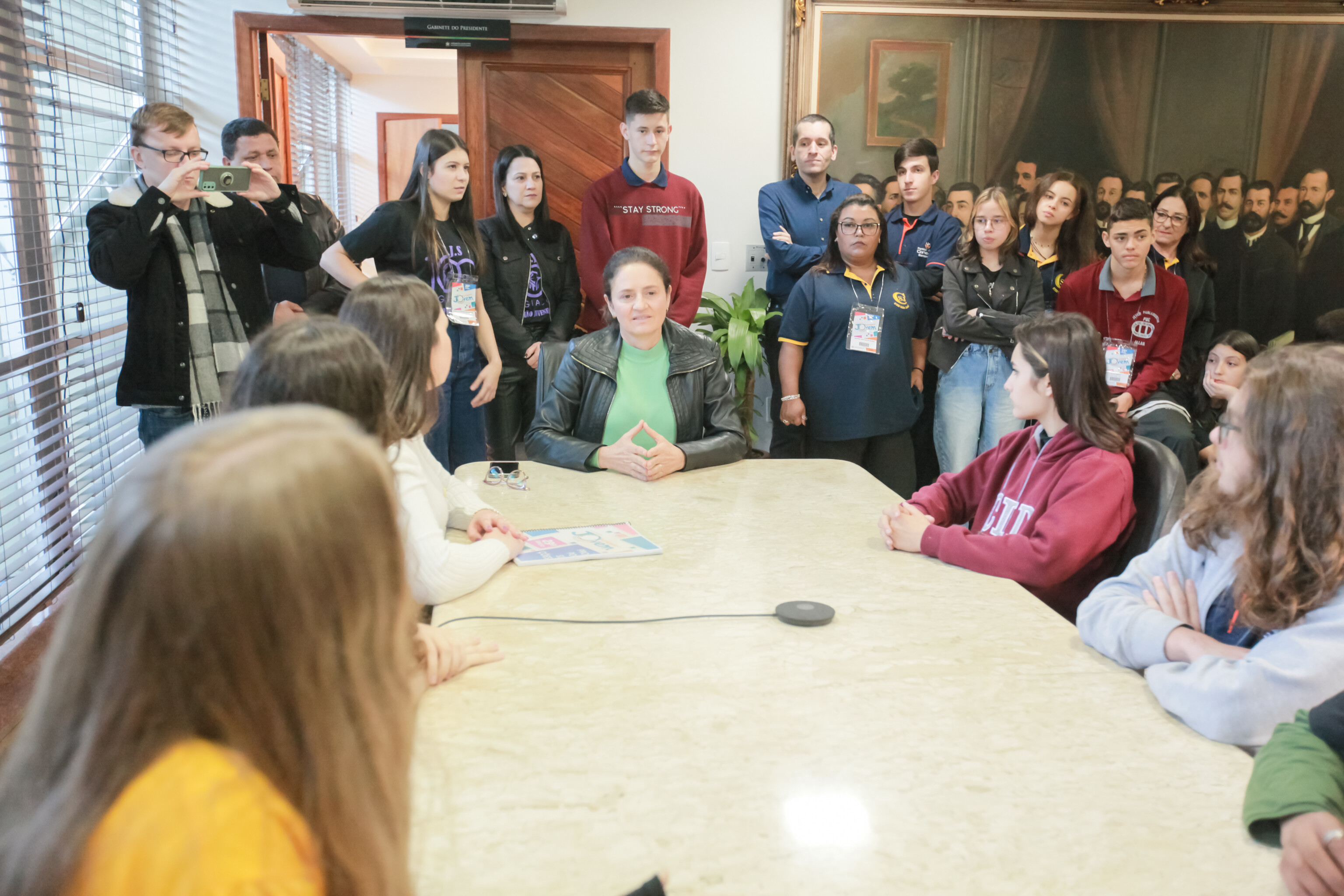 Deputada Marlene Fengler e os integrantes da 29ª edição do Parlamento Jovem