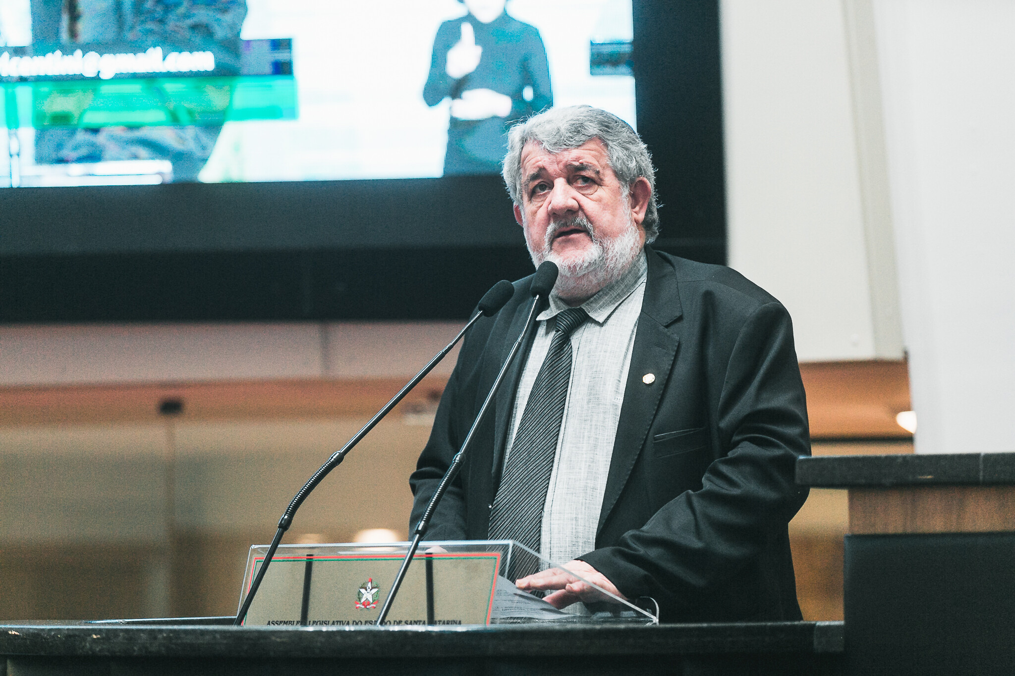 Deputado Osmar Vicentini, em pronunciamento na tribuna do plenário da Assembleia Legislativa.