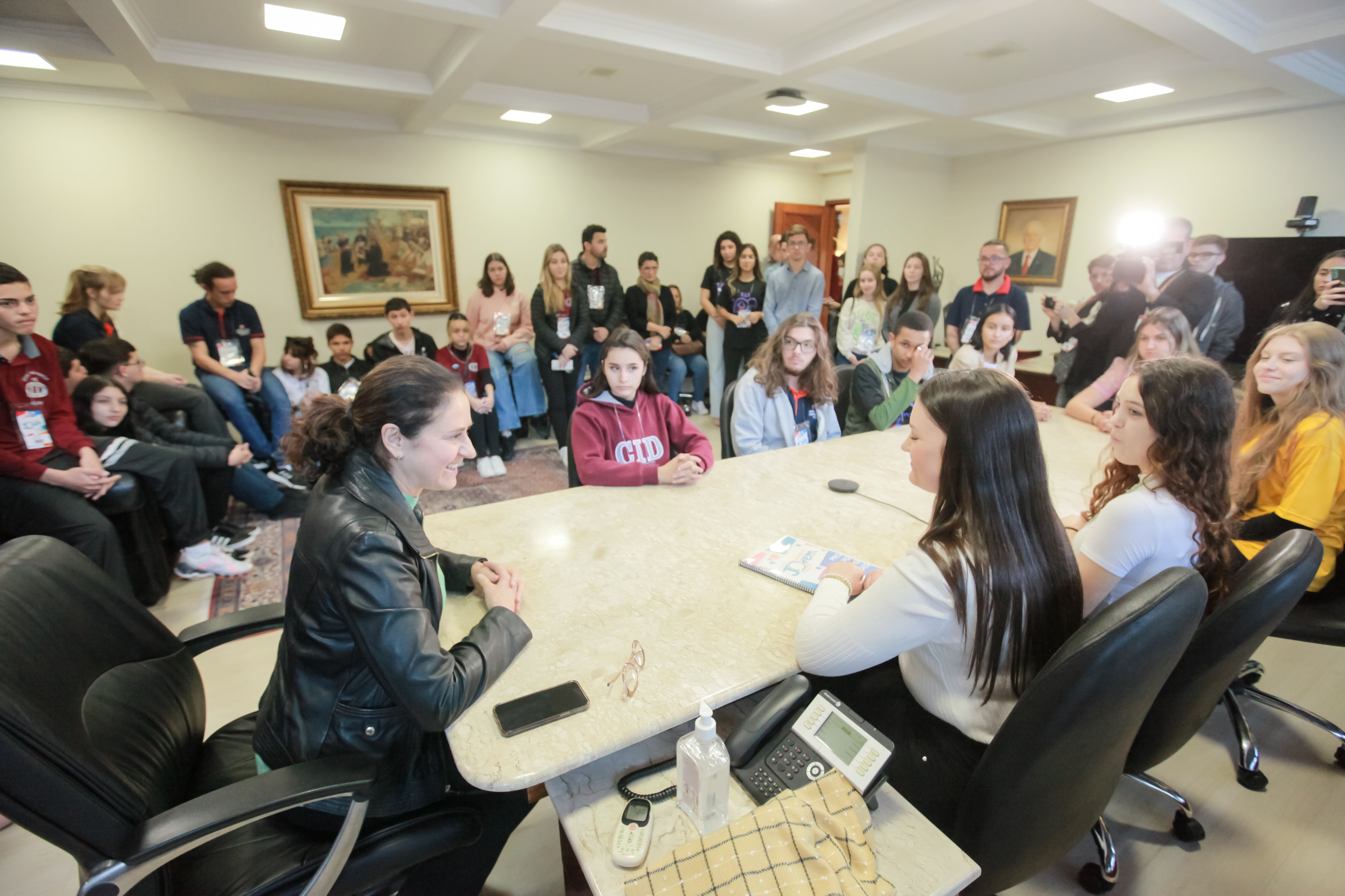 Deputada Marlene Fengler recebe Parlamento Jovem em visita à Presidência