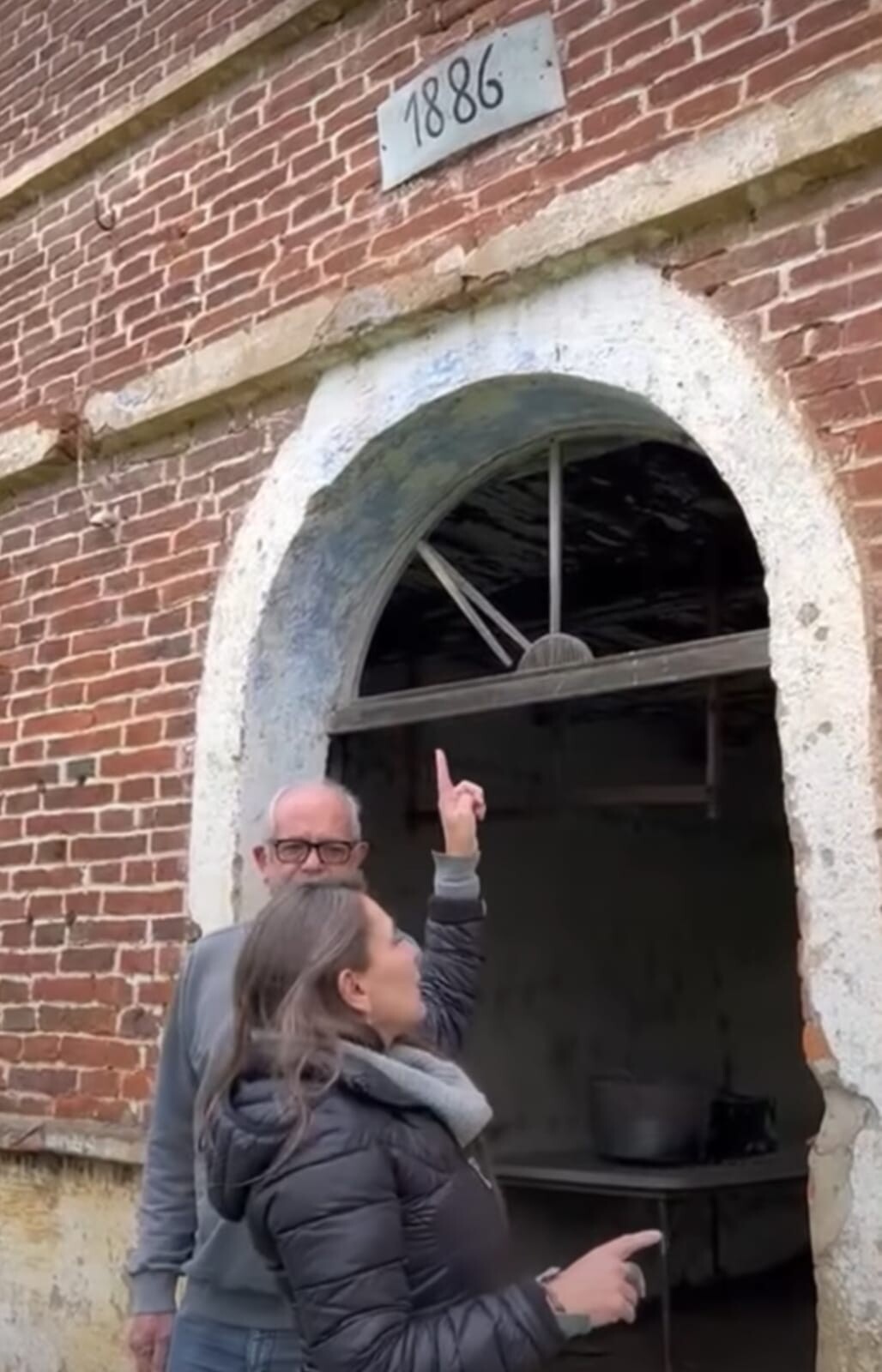 Deputada Paulinha e Wilson Buzzi em frente à Casa Buzzi