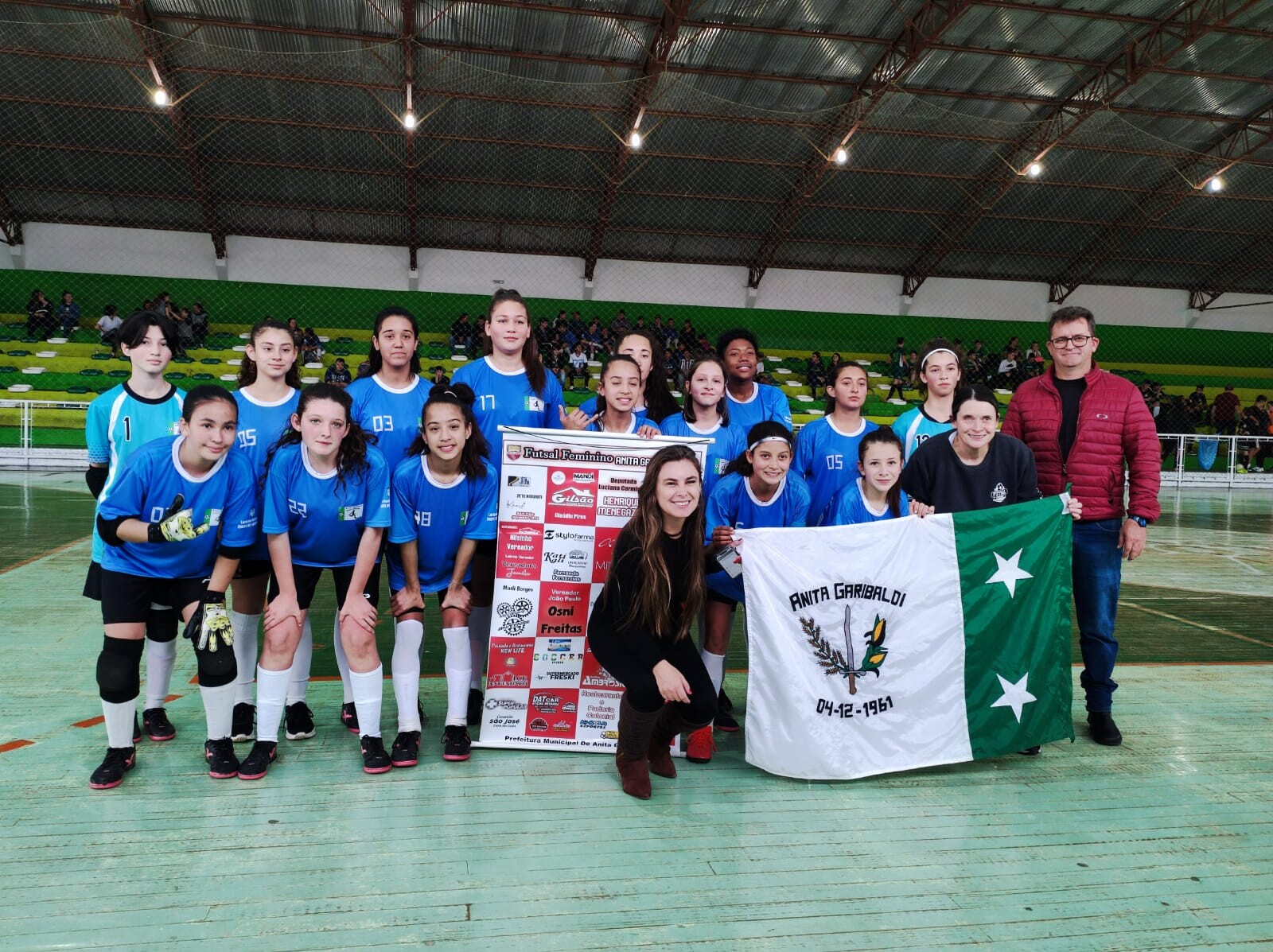 Deputada Paulinha (Podemos) e o time de Futsal feminino de Anita Garibaldi. FOTO: Divulgação