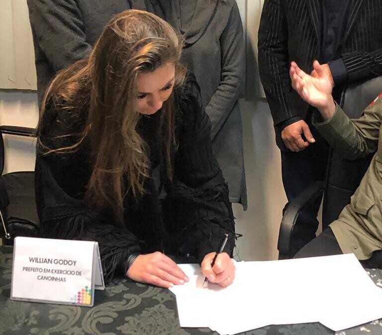 Paulinha (Podemos) participou da assinatura do edital para a licitação da obra. FOTO: Assessoria de Imprensa