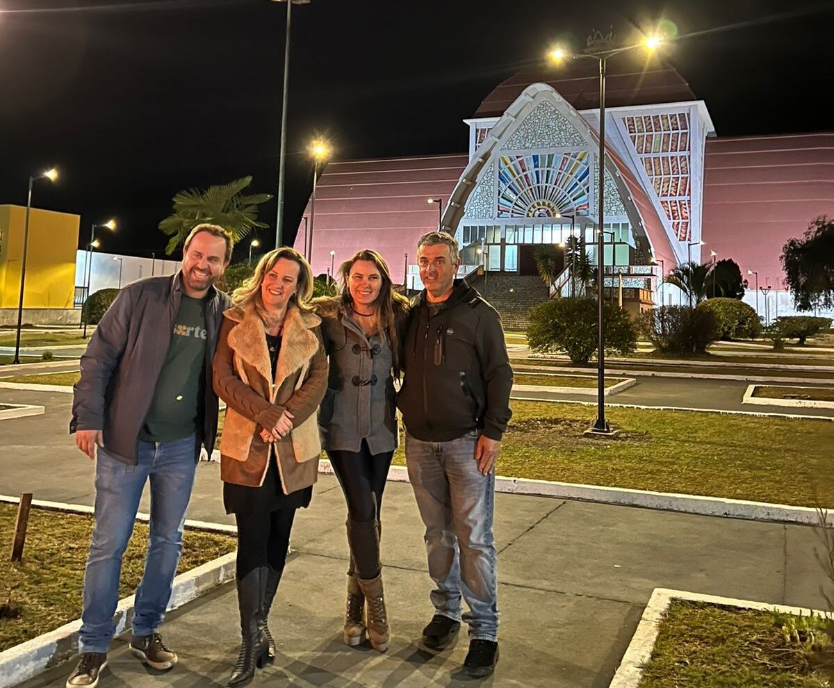 Deputada Paulinha (Podemos) acompanha a iluminação da Igreja Matriz de Urubici. FOTO: Divulgação