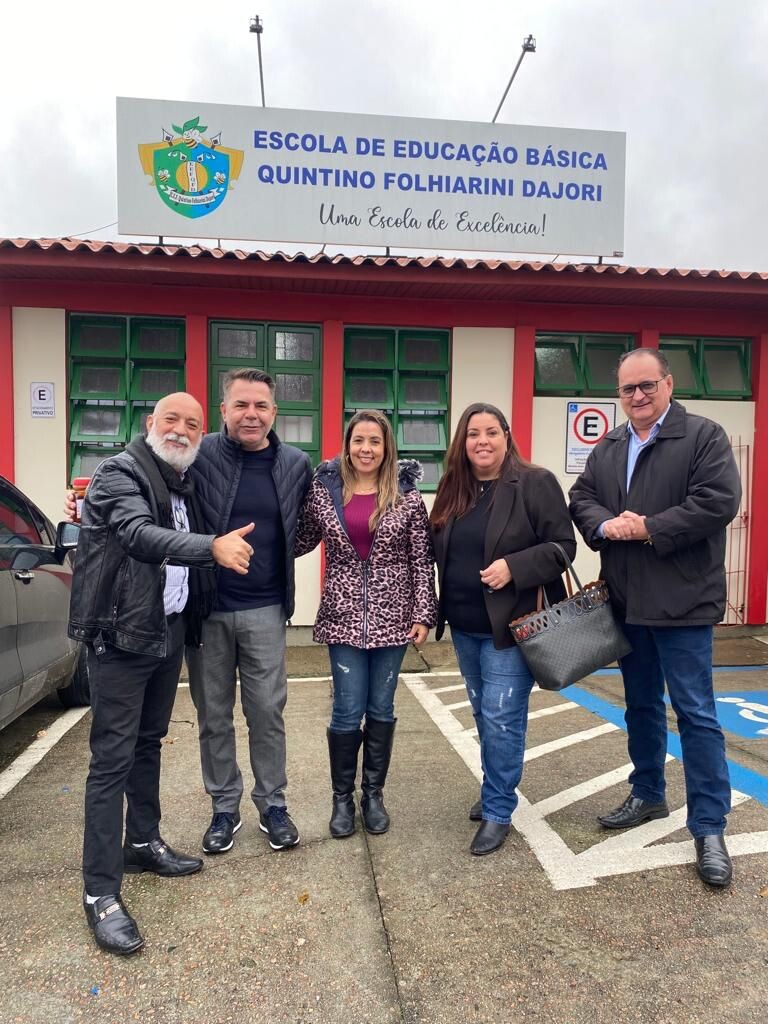 Deputado Luiz Fernando Vampiro e integrantes da escola