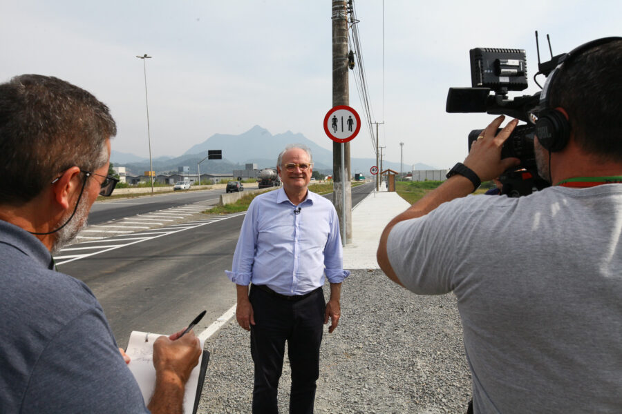 Deputado Dr. Vicente Caropreso (PSDB) com a equipe de gravação do programa ‘Na Estrada’.