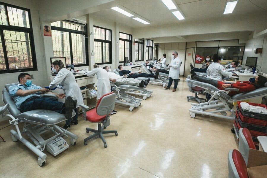 Deputado e representantes de poderes doam sangue em ação inédita em SC.