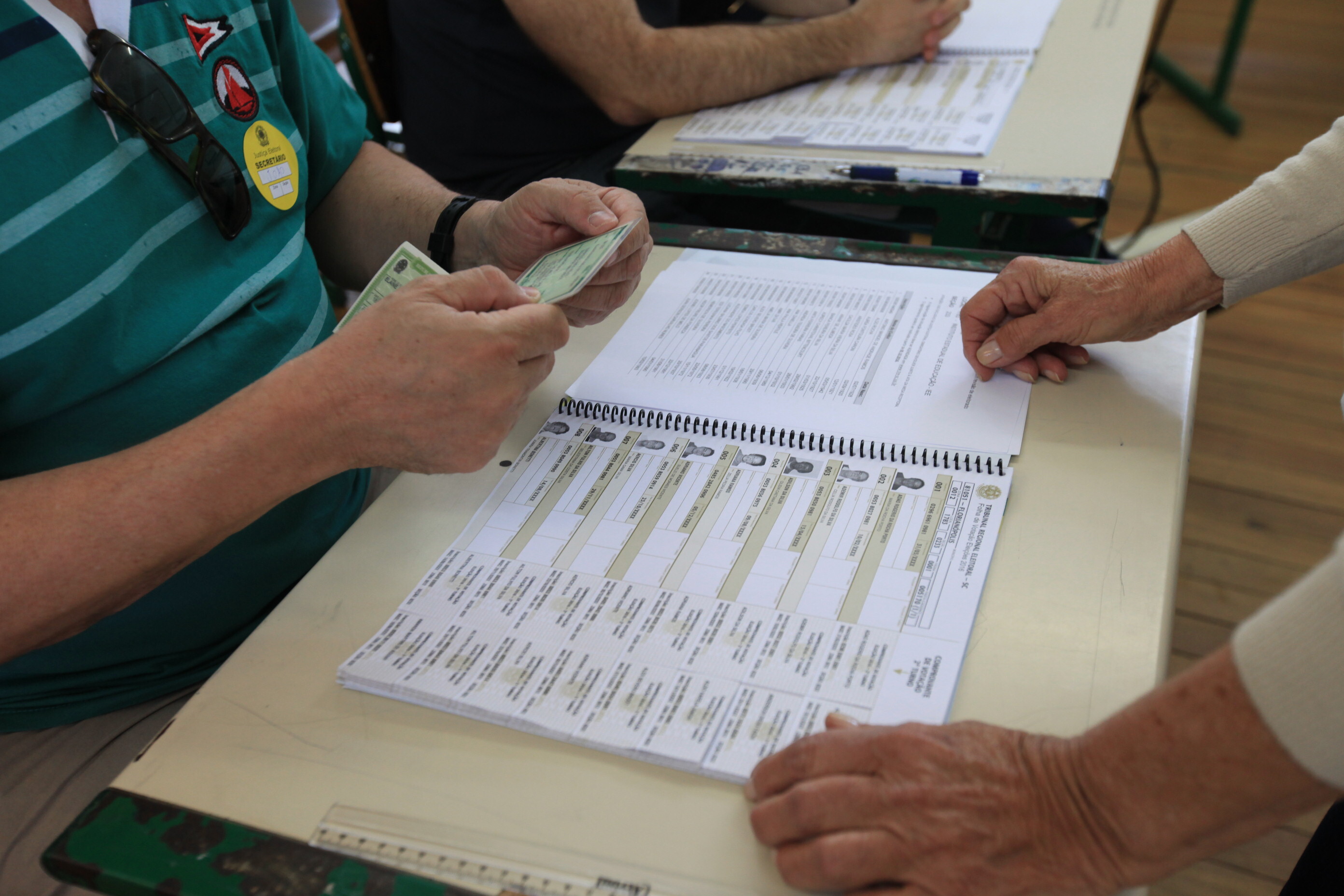 Mesário confere a identificação do eleitor, no dia da votação; neste ano, serão quase 67 mil em todo o estado. FOTO: Agência AL/Arquivo