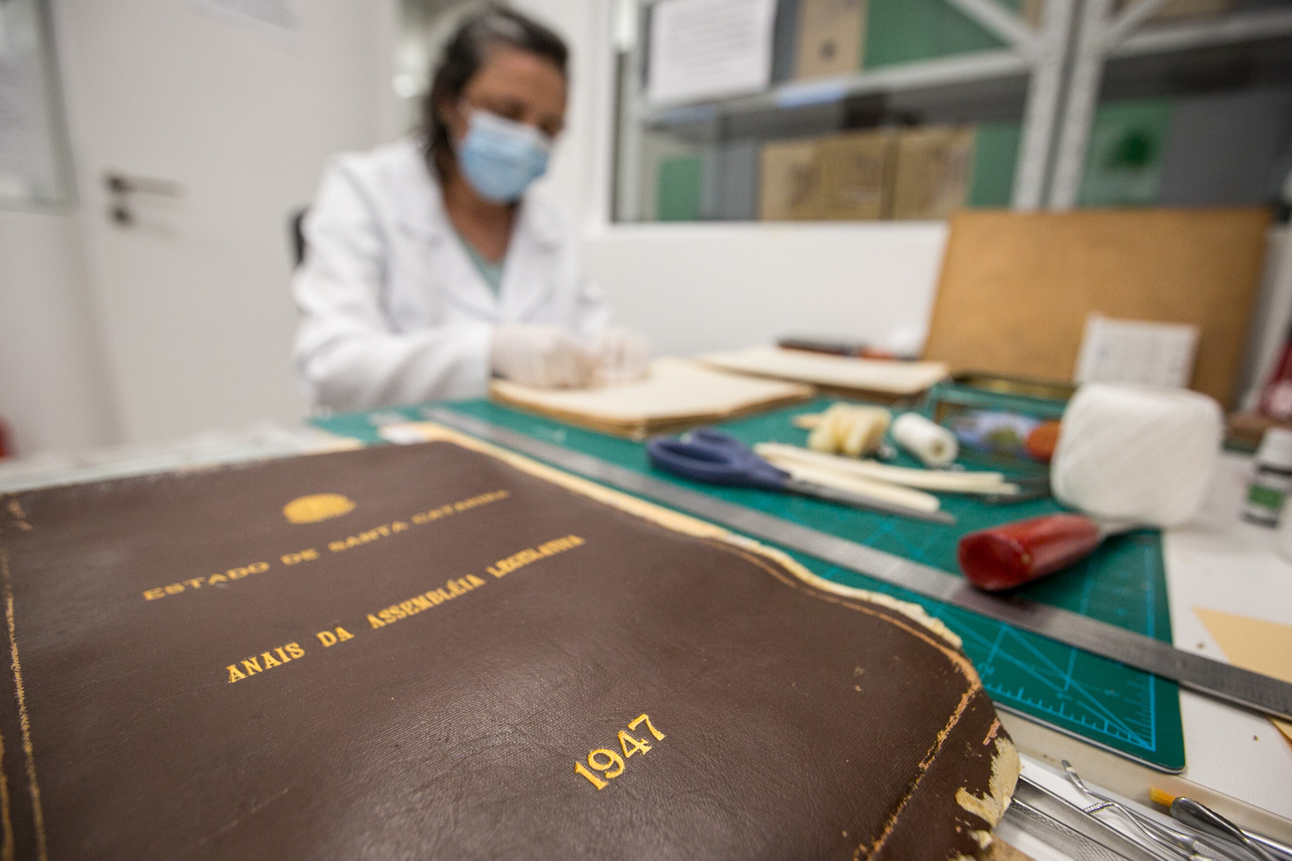 Documentos históricos são recuperados e preservados no Centro de Memória