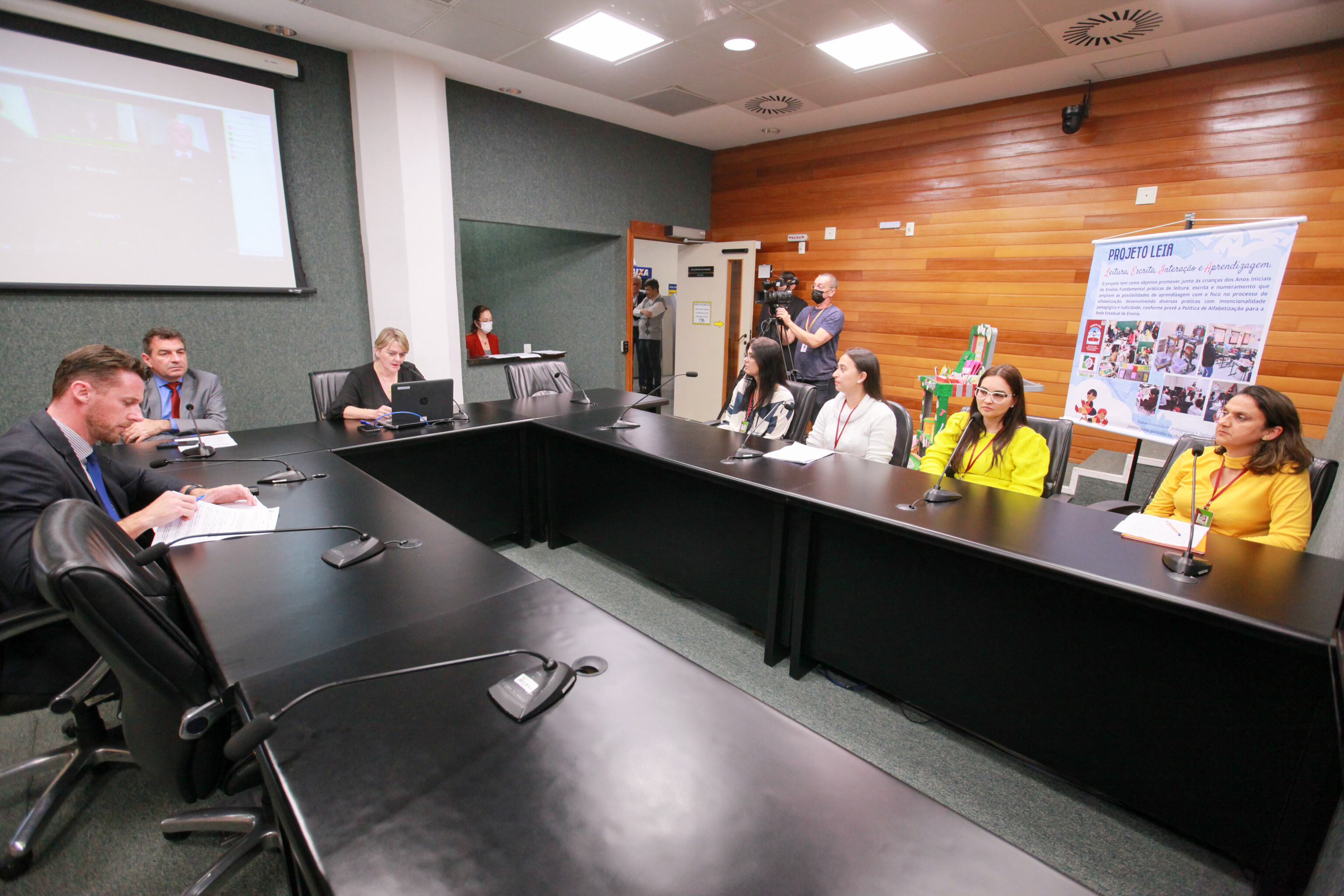 Vão a Plenário PLs de consulta a obras em escolas e de alimentação especial