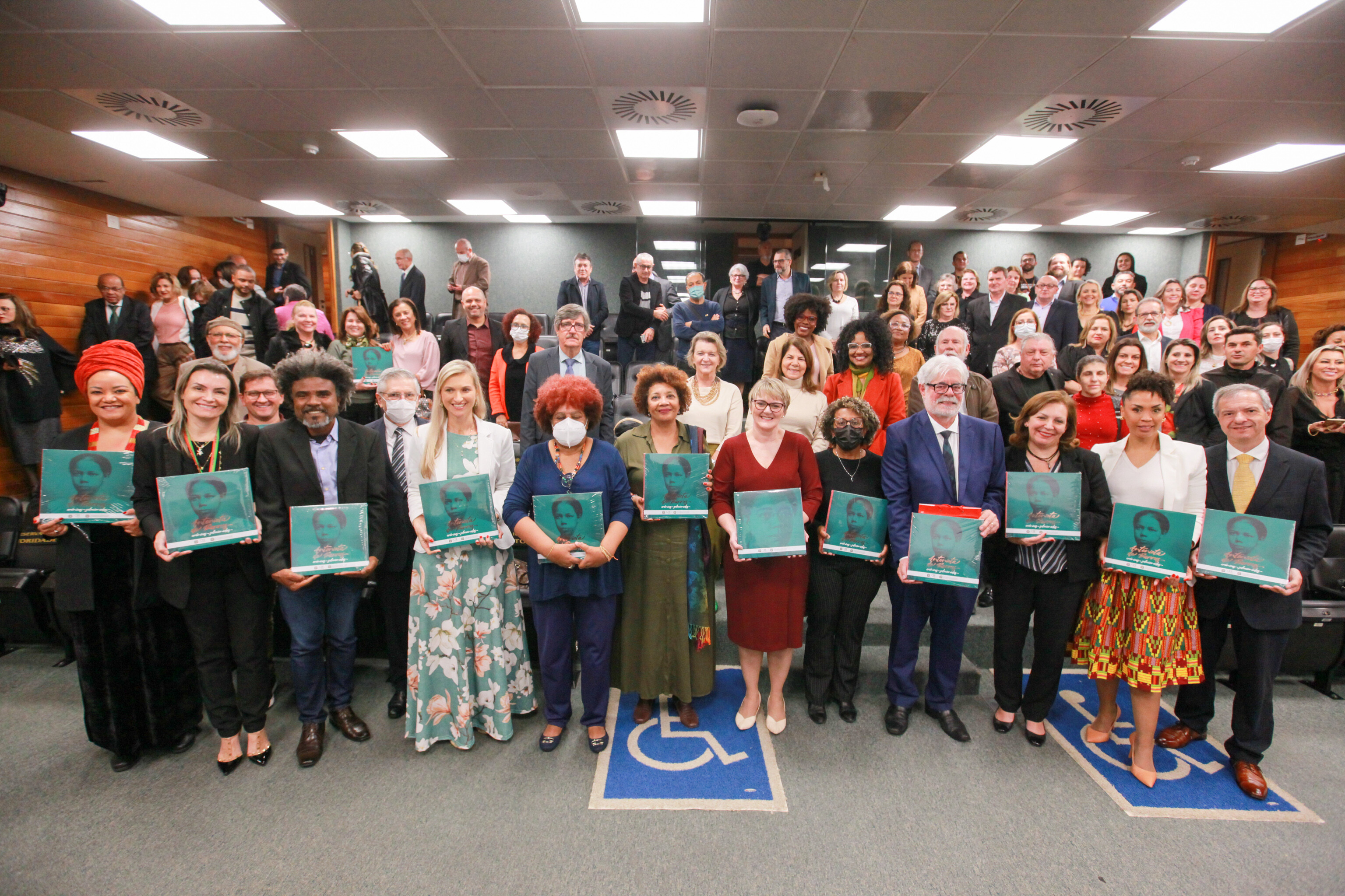 O lançamento da obra aconteceu no Plenarinho Deputado Paulo Stuart Wright, na Assembleia Legislativa.
