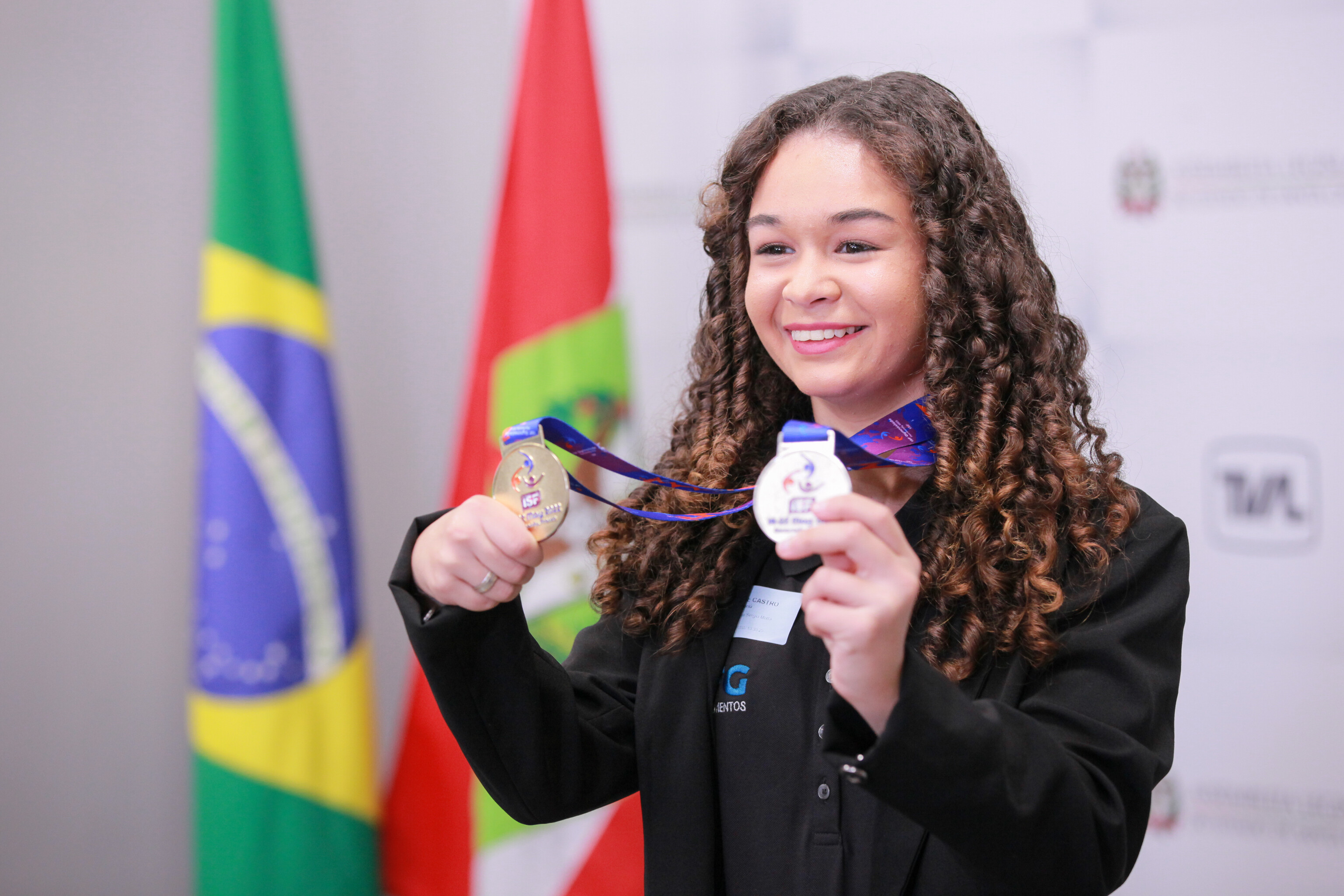 Caroline Gomes de Castro com as medalhas conquistadas no mundial escolar de atletismo, realizado em maio na França