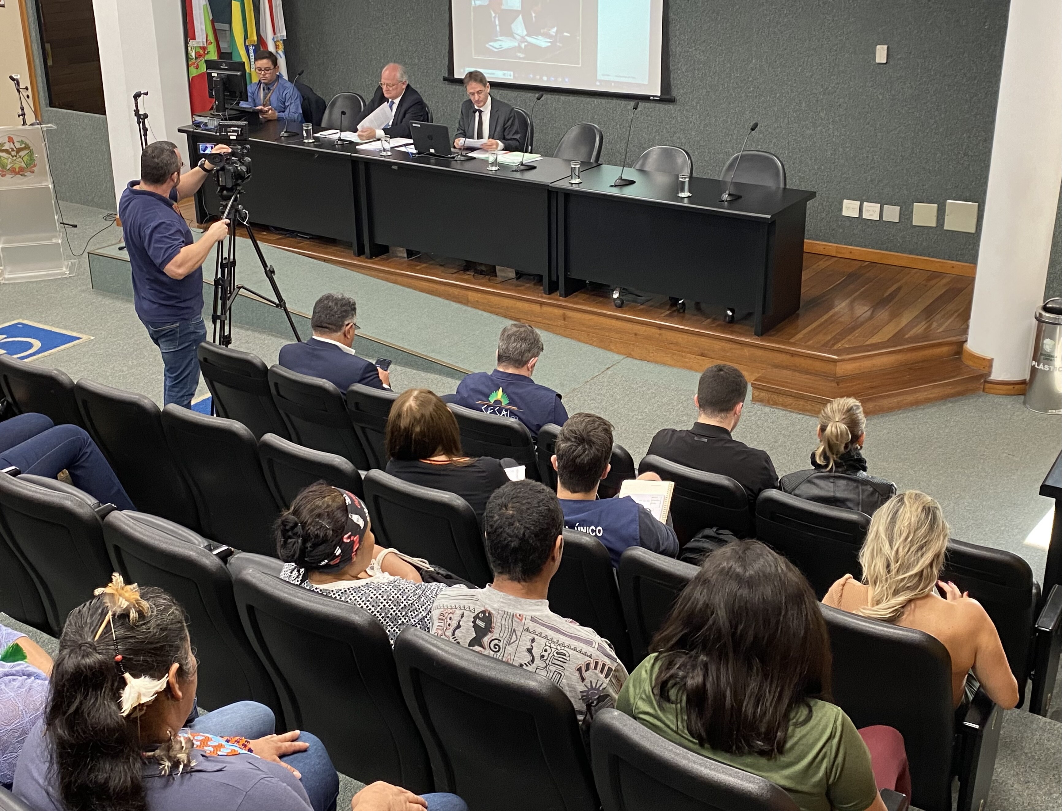 A reunião aconteceu no Plenarinho Deputado Paulo Stuart Wright.