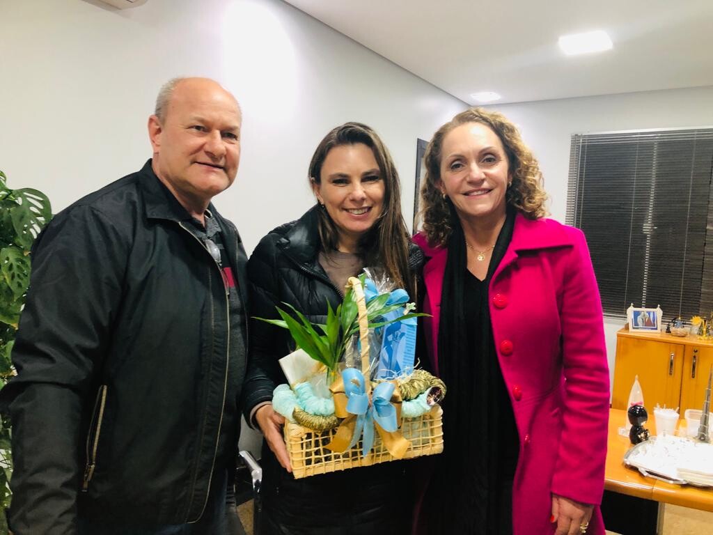 Paulinha com a prefeita de Salete, Solange Schlichting, e o vice, José Tadeu Tensen. FOTO: Assessoria de Imprensa