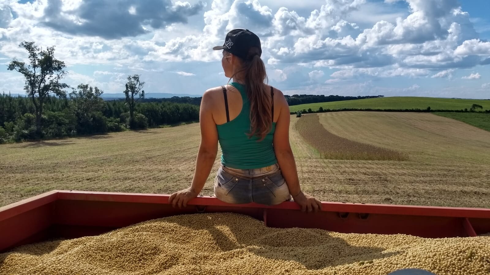 Agricultora Ana Cláudia Wzorek Kubiak na propriedade dos pais em Canoinhas