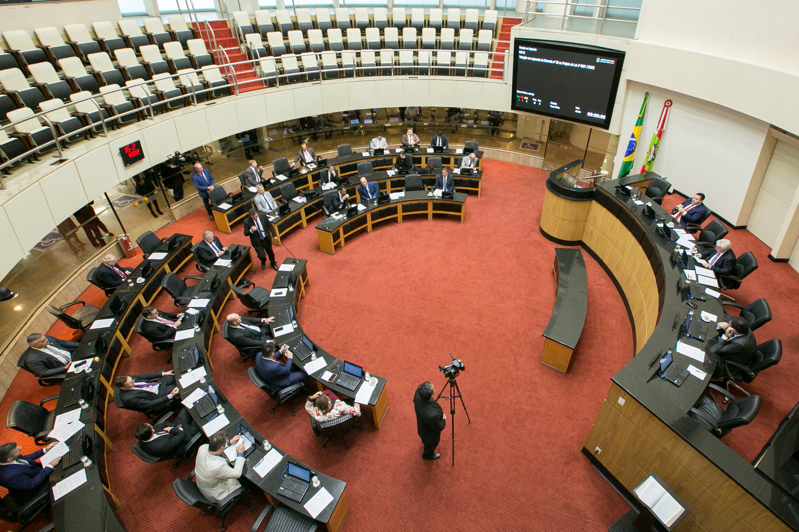 Sessão tem posse de suplente e alerta para empobrecimento