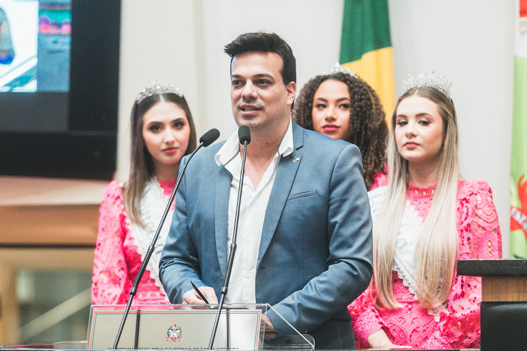 Secretário de Turismo e presidente da festa, Juliano Quevedo, e realeza