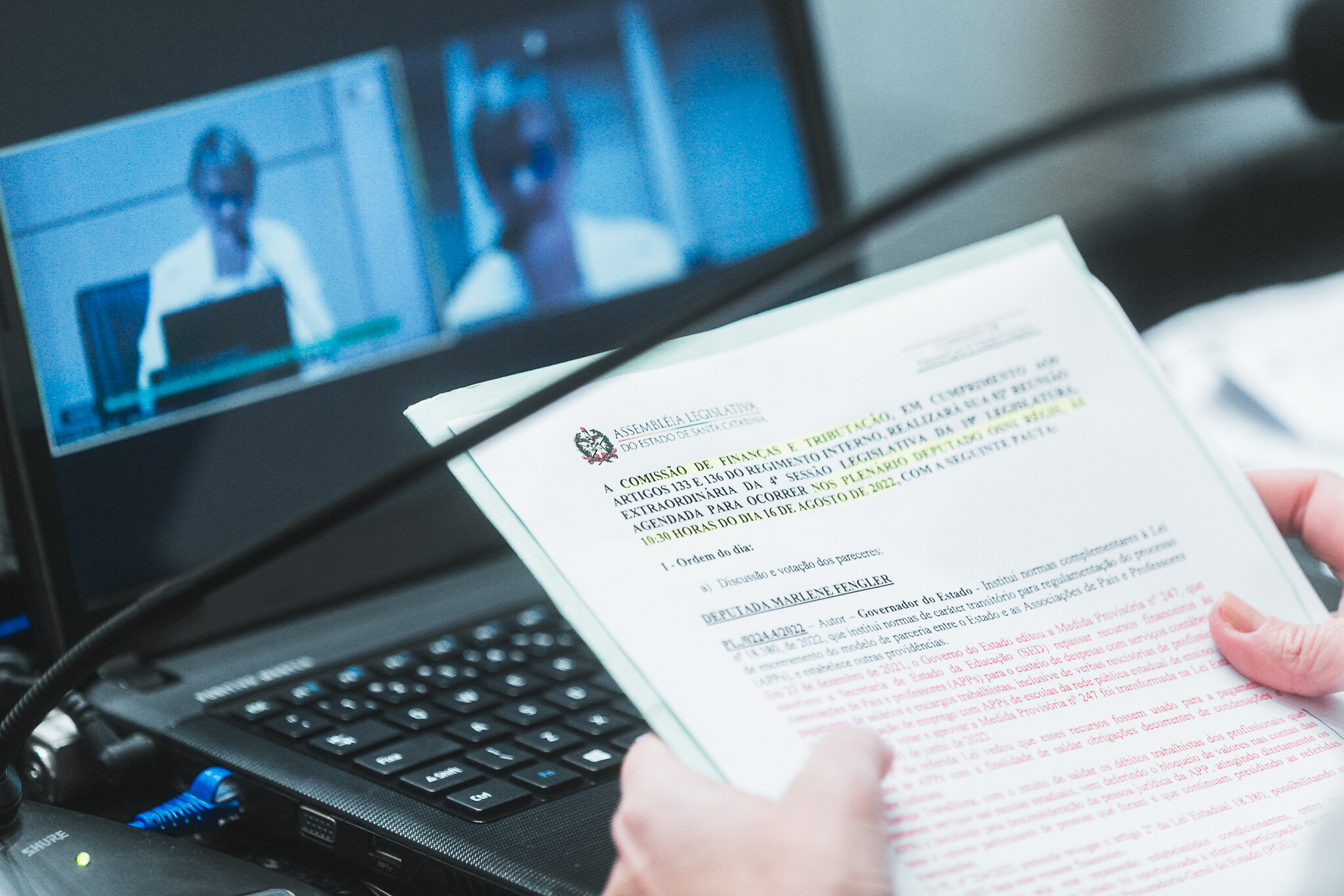 A reunião da Comissão de Finanças foi realizada na forma presencial e por meio de videoconferência.