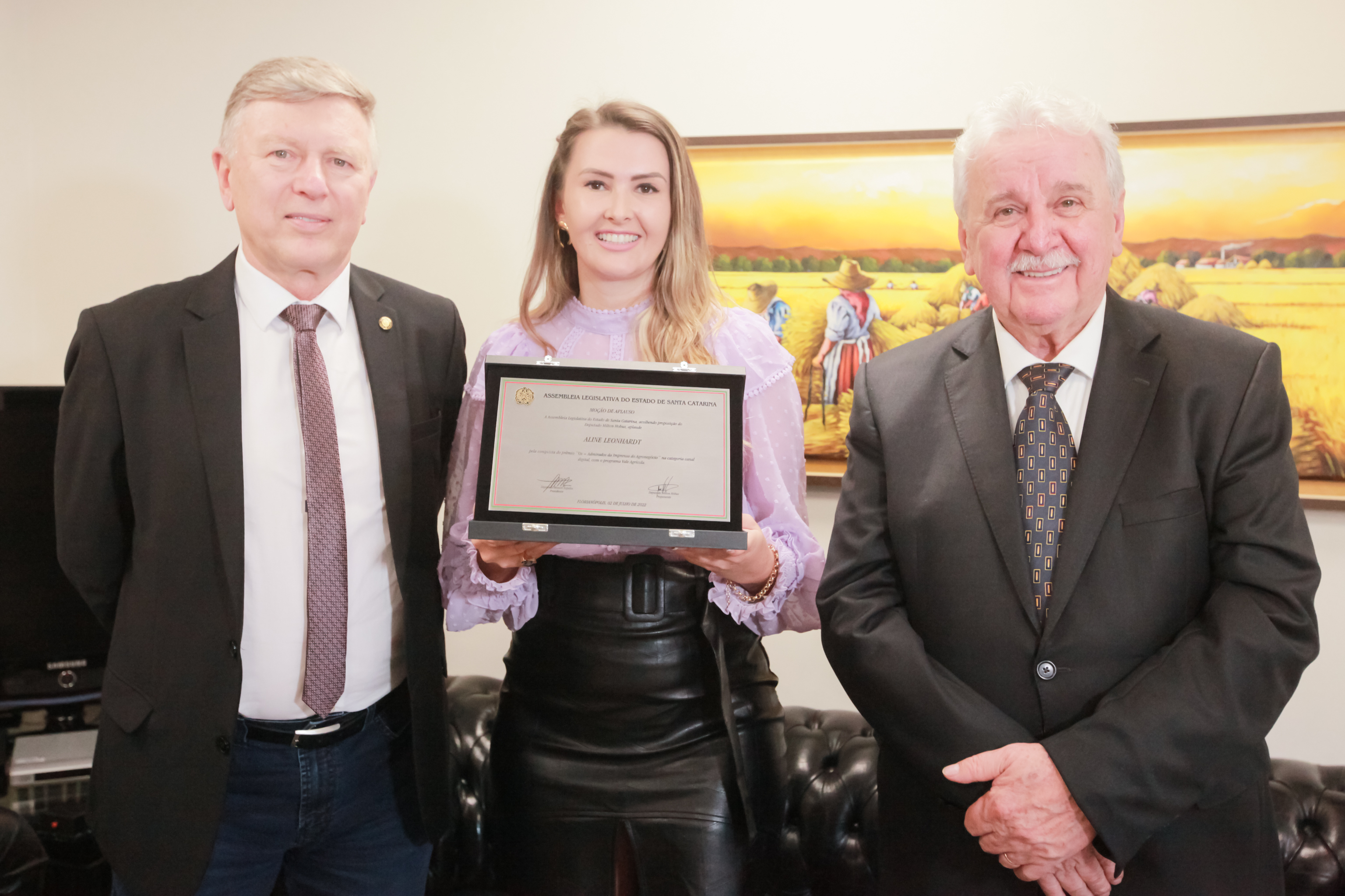 Deputados homenageiam a Aline Leonhardt do programa Vale Agrícola