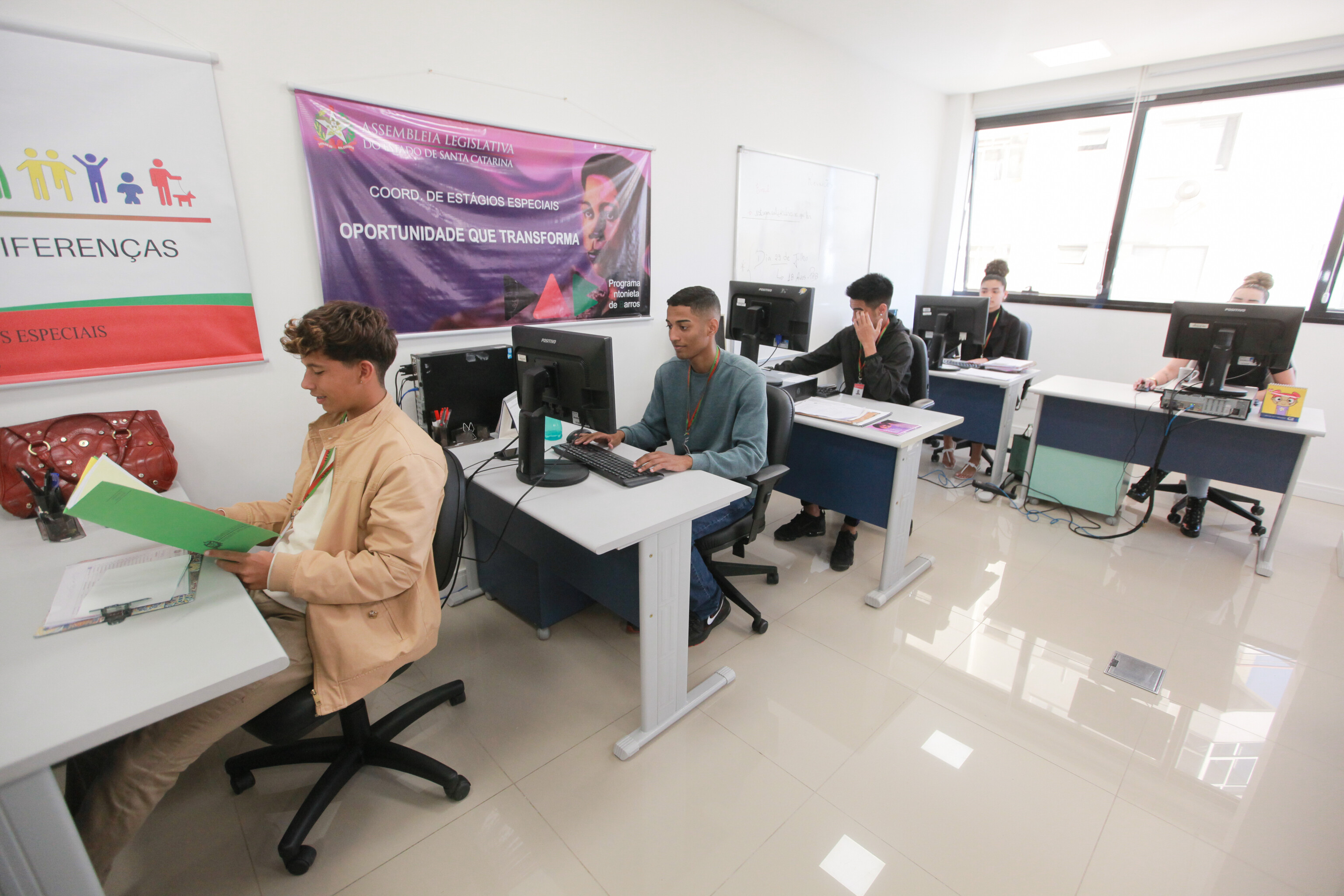 Mantido pela Alesc, PAB oferece estádios para jovens em situação de vulnerabilidade social; em 18 anos, mais de 500 participaram do programa