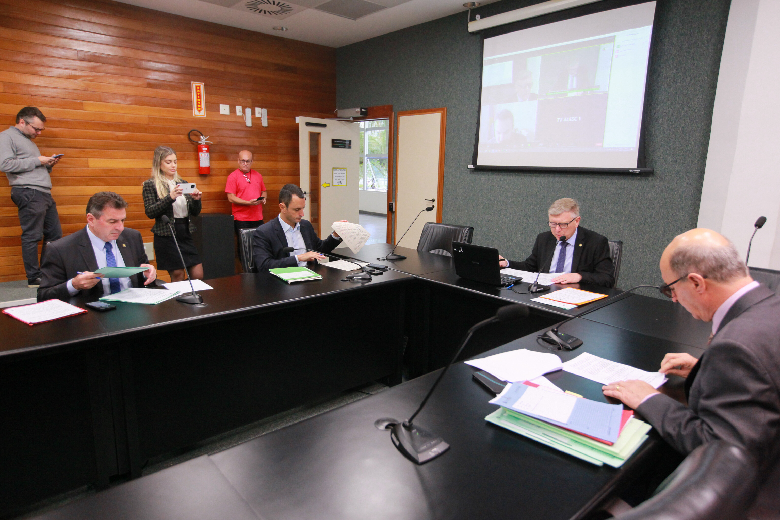 A Comissão de Constituição e Justiça é presidida pelo deputado Milton Hobus.