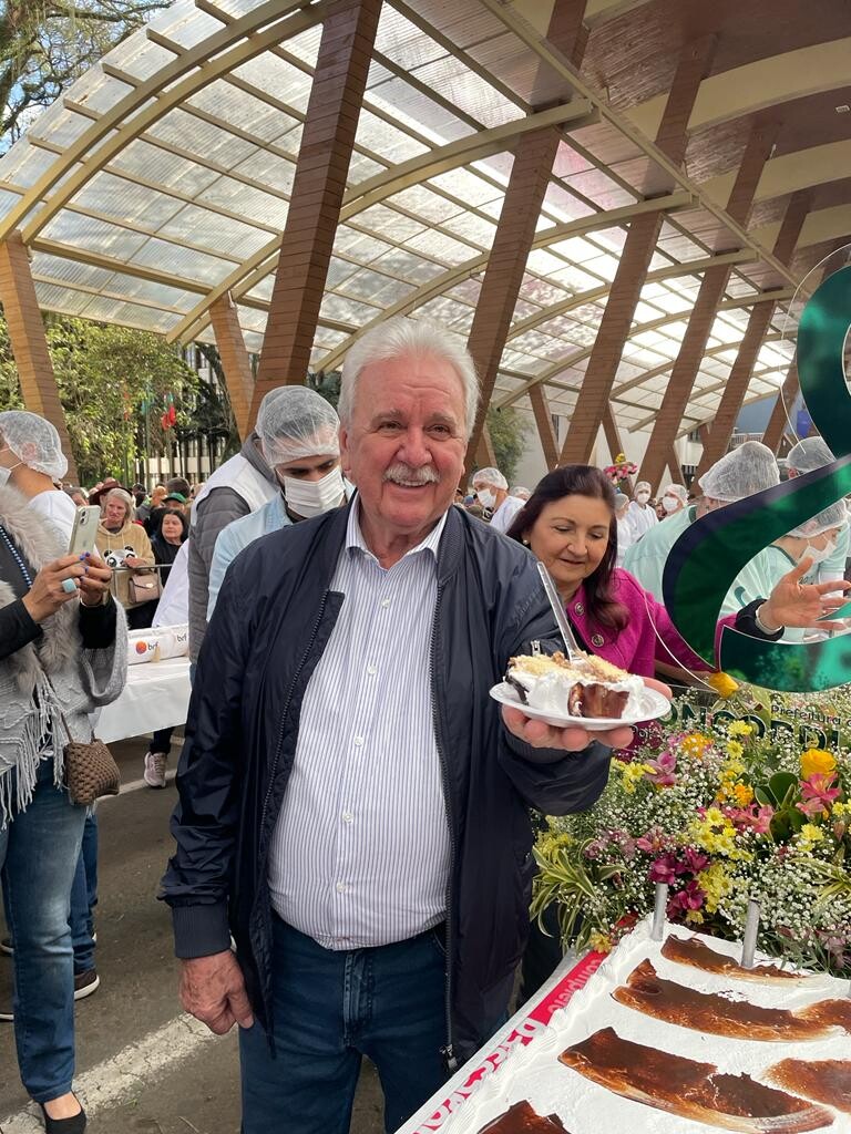Deputado Moacir Sopelsa com o bolo da festa