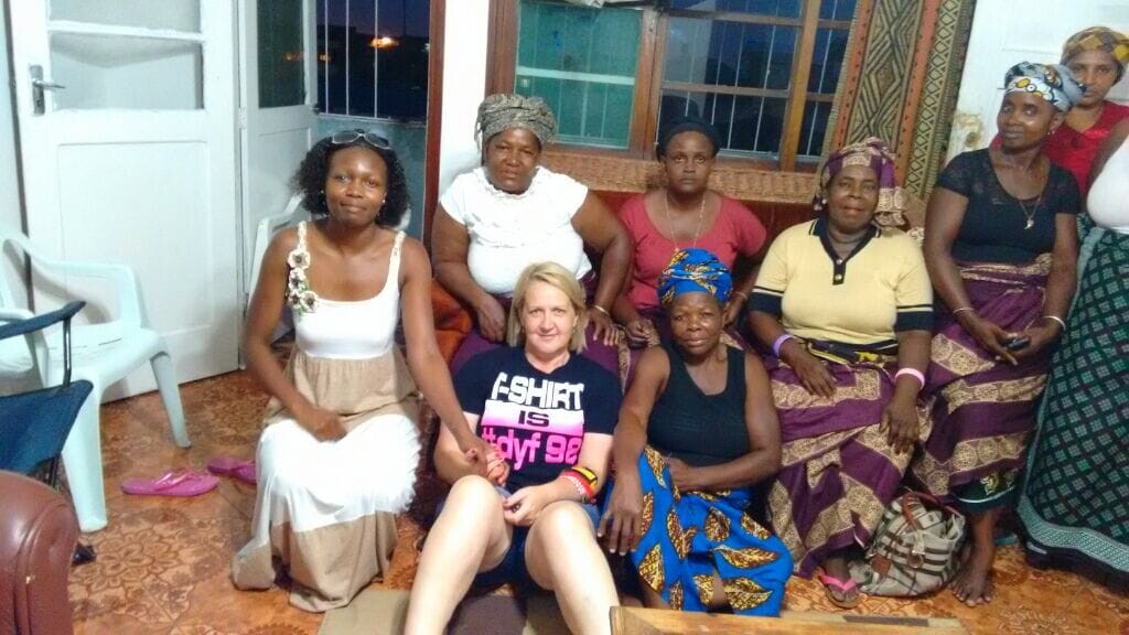 A primeira viagem foi em 2013 para conversar com um grupo de mulheres sobre medicina tradicional. FOTO: Arquivo Pessoal