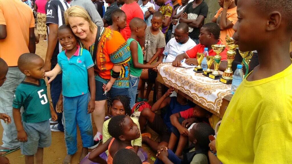 As crianças são um dos principais focos das idas de Santina a Moçambique. FOTO: Arquivo Pessoal