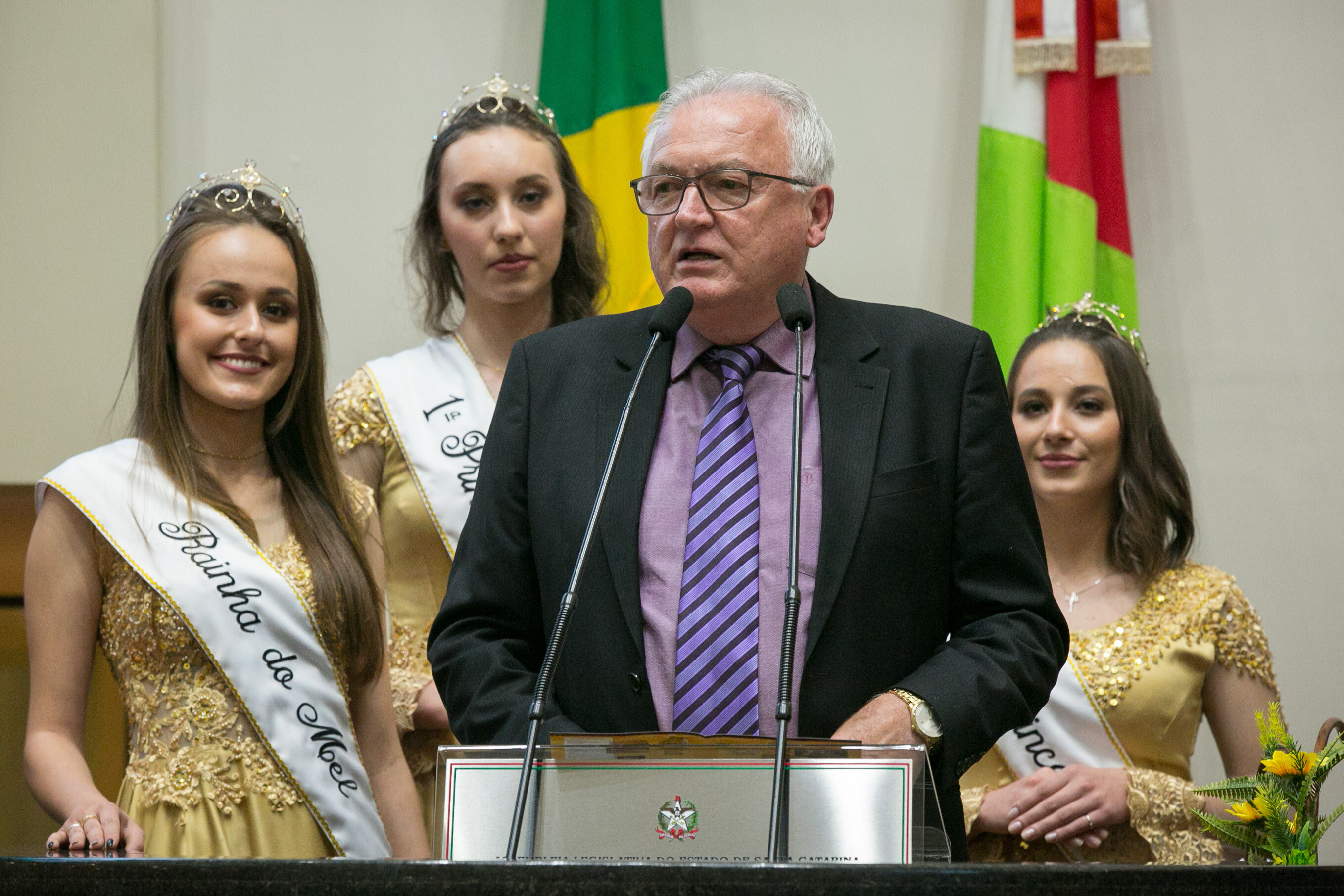 Prefeito de Santa Terezinha, Genir Antonio Junckes, e realeza da festa