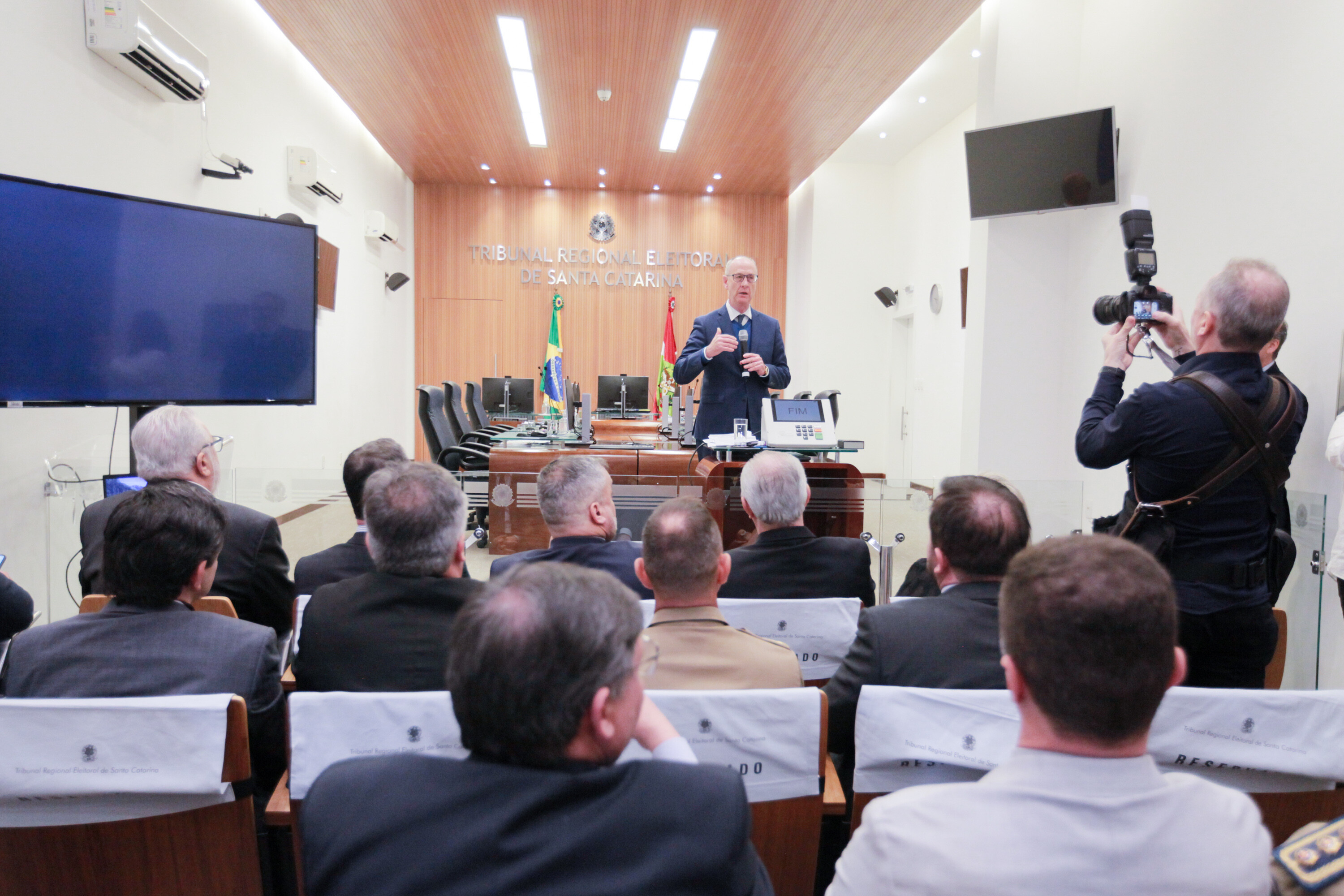 Desembargador Leopoldo Augusto Brüggemann, presidente do TRE-SC, na reunião do GPR