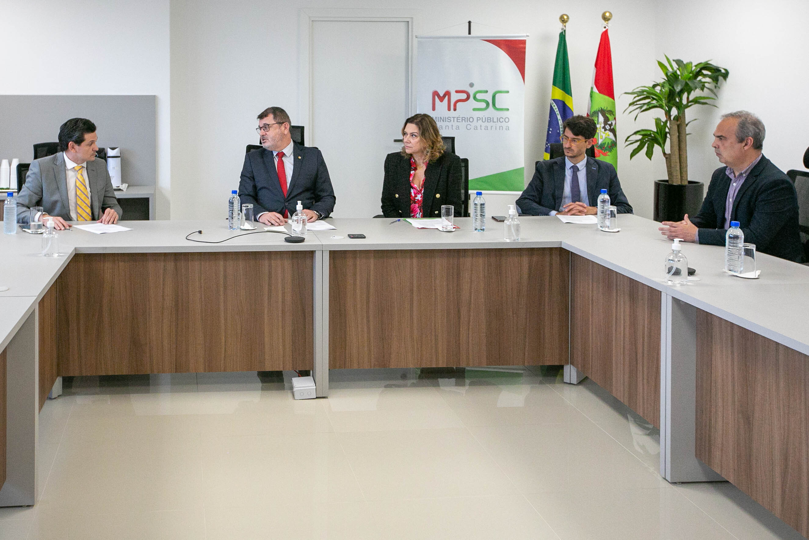 Dirigentes do Ministério Público e da Associação Catarinense de Imprensa na solenidade de assinatura