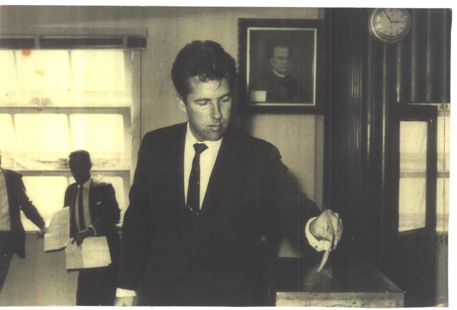 O deputado foi cassado em 9 de maio de 1964, dias após o início do Regime Militar; oficialmente, o motivo foi “falta de decoro parlamentar”, por não usar gravata e paletó quando subia à tribuna