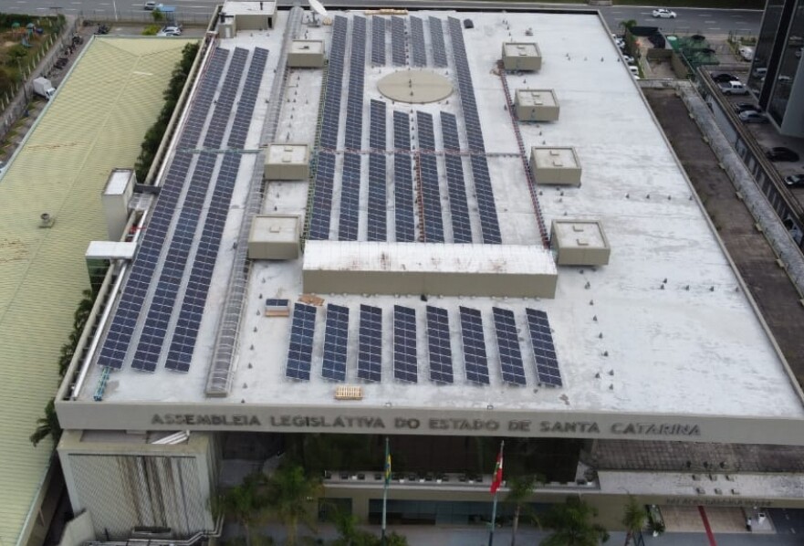 Sistema de energia solar instalado no teto do Palácio Barriga Verde. FOTO: Divulgação