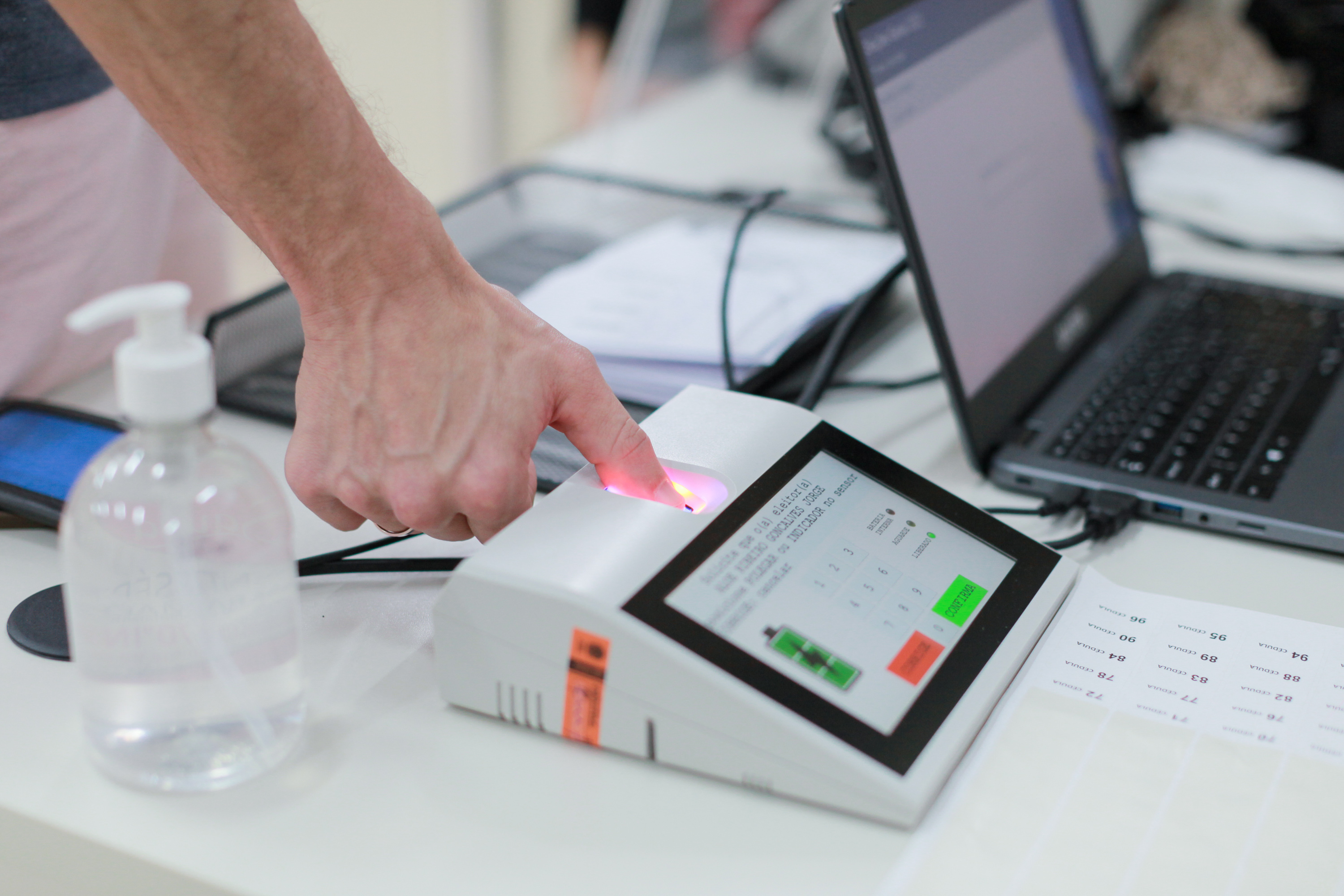 ELEIÇÕES 2022 – Auditoria com teste de biometria acontece no Colégio Henrique Stodieck