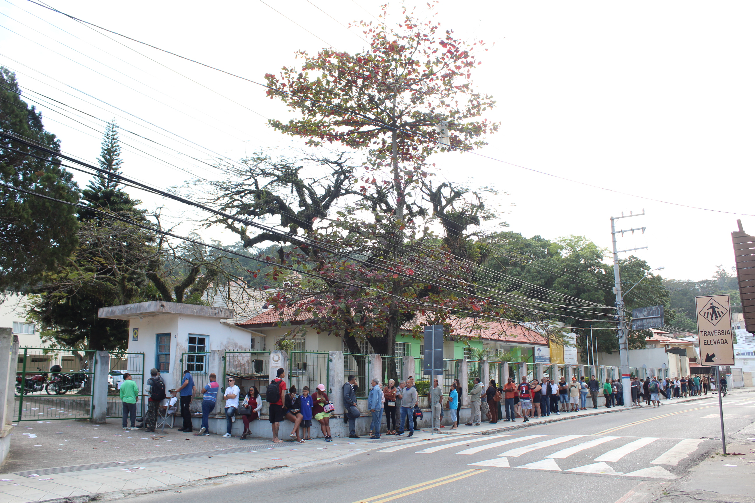 Fila para votar no Colégio Estadual Getúlio Vargas, no Saco dos Limões