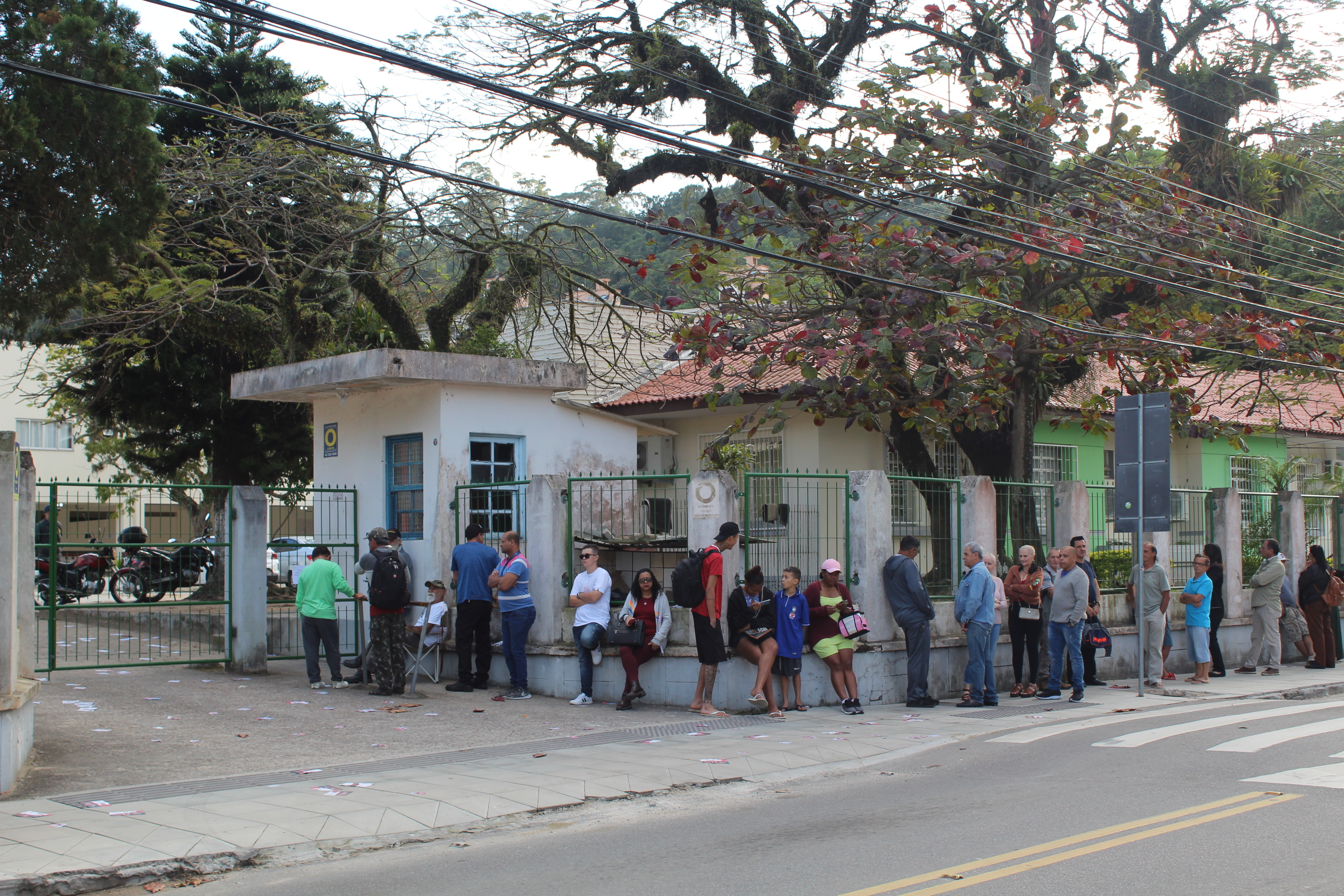 Fila para votar no Colégio Estadual Getúlio Vargas, no Saco dos Limões
