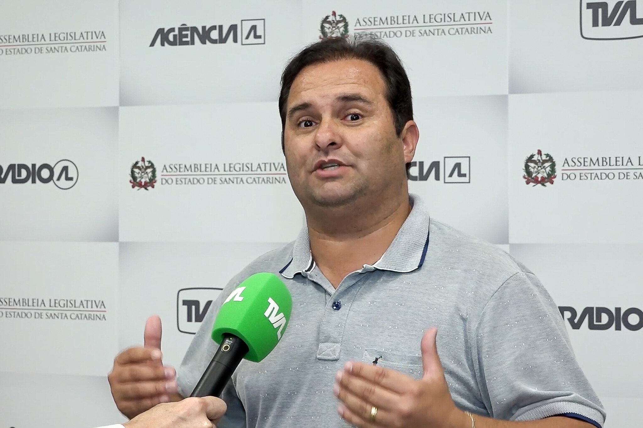 Repórter com foco no jornalismo comunitário na Grande Florianópolis, Sérgio Guimarães estará na Alesc no ano que vem. FOTO: Reprodução/TVAL