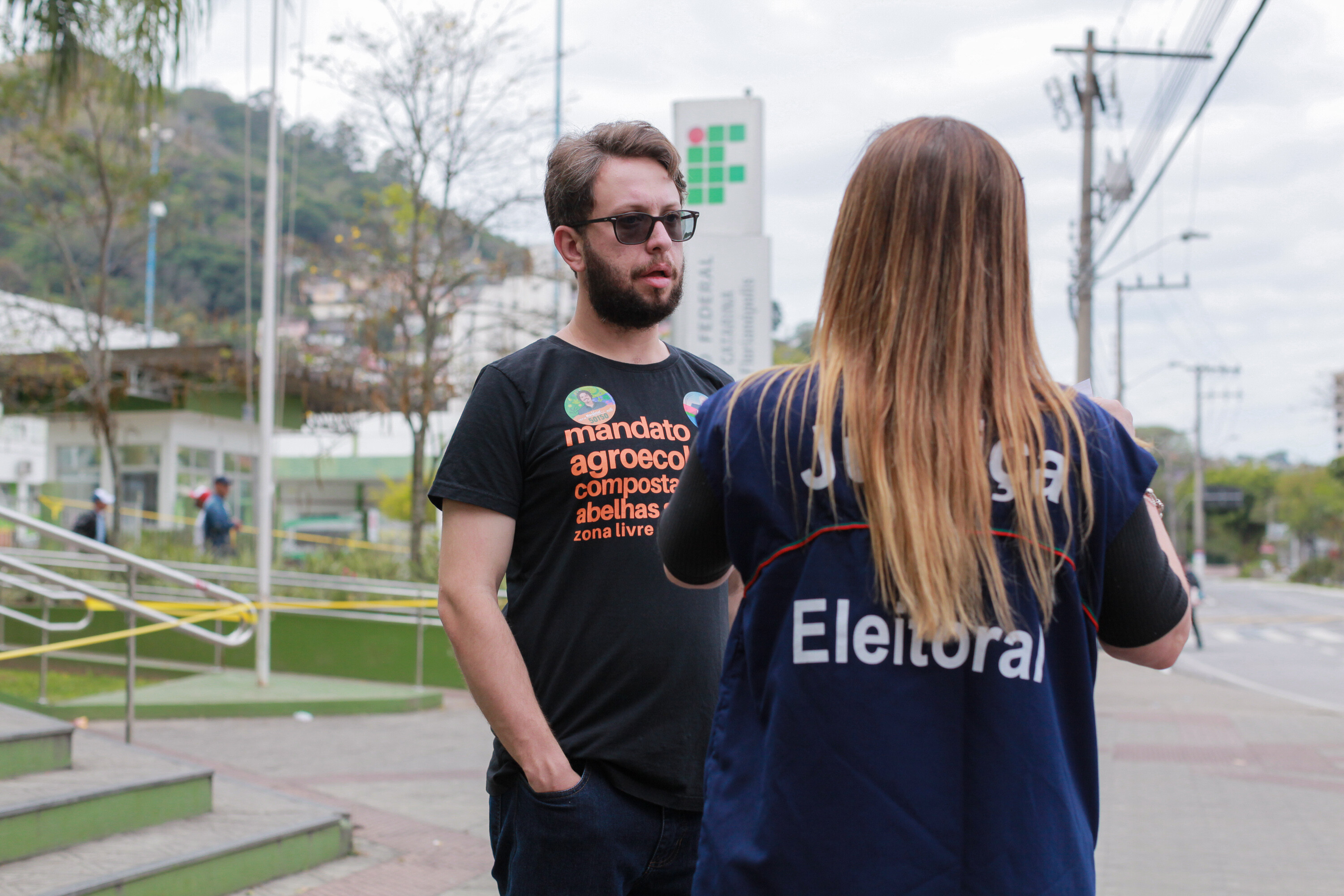 Vitor Prudêncio, fiscal da Federação Psol/Rede, em conversa com representante do TRE-SC.