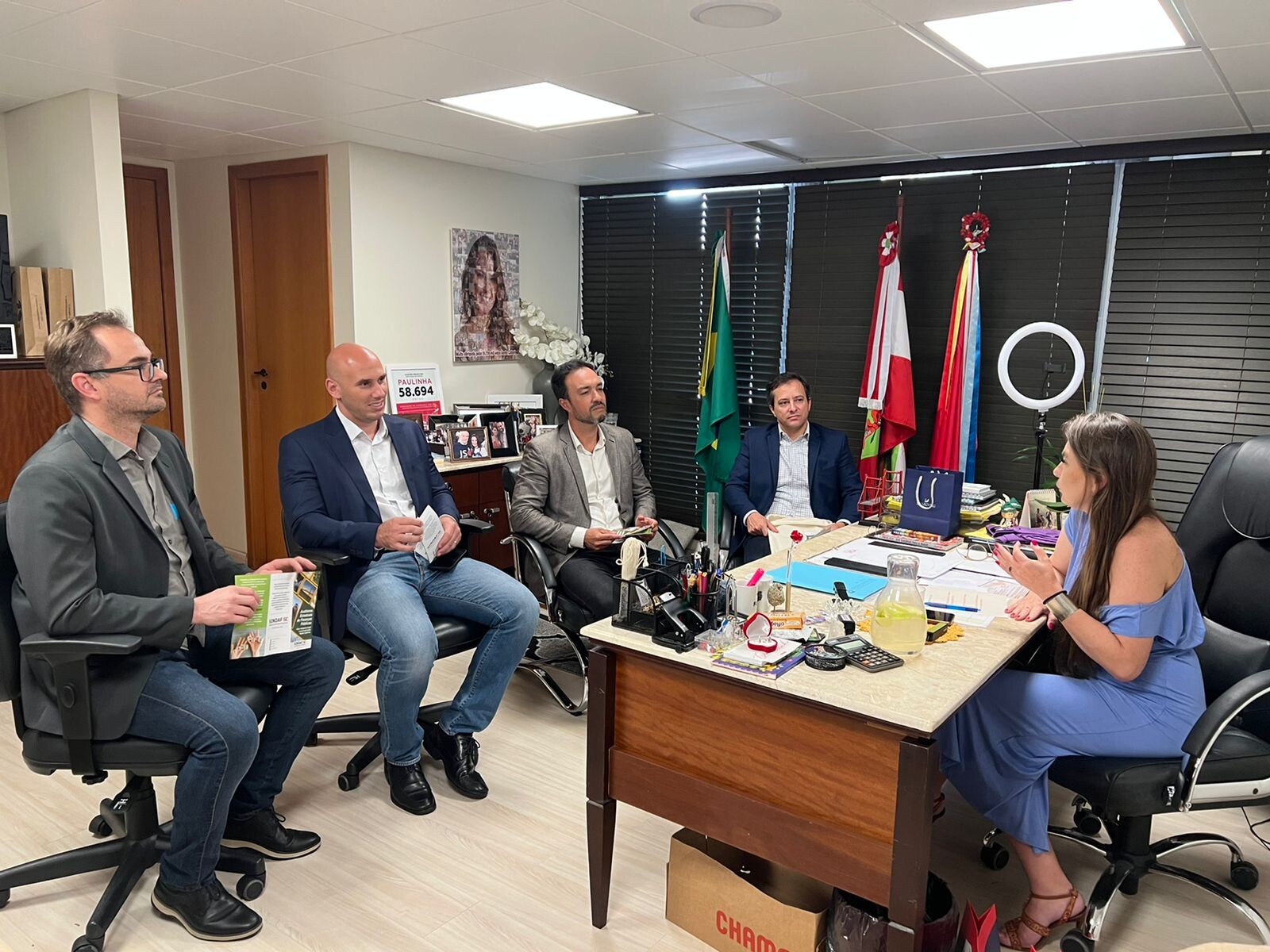 Deputada Paulinha recebe lideranças em seu gabinete