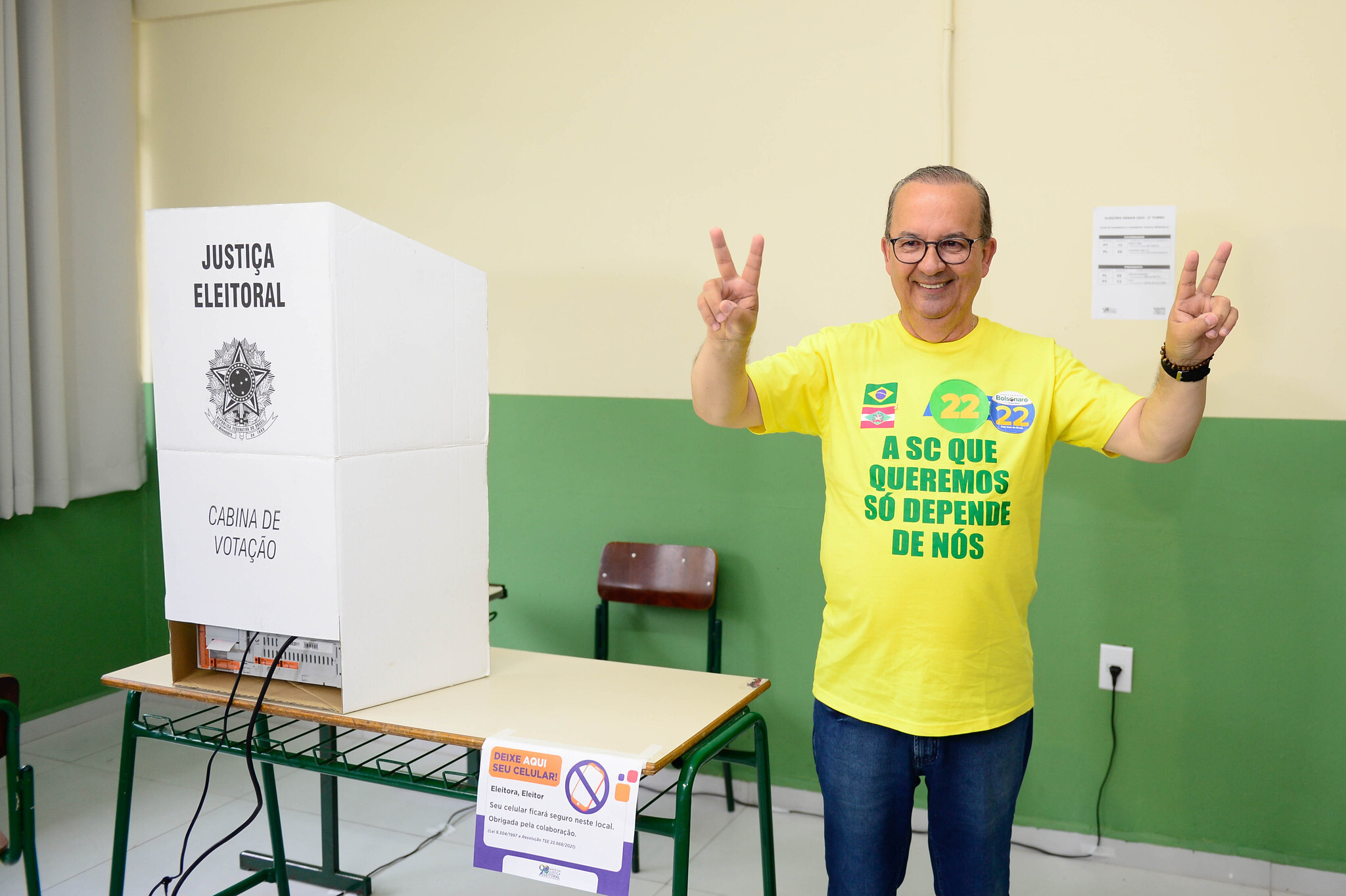 O governador eleito Jorginho Mello, ao votar neste domingo (30), no segundo turno das eleições. FOTO: Divulgação