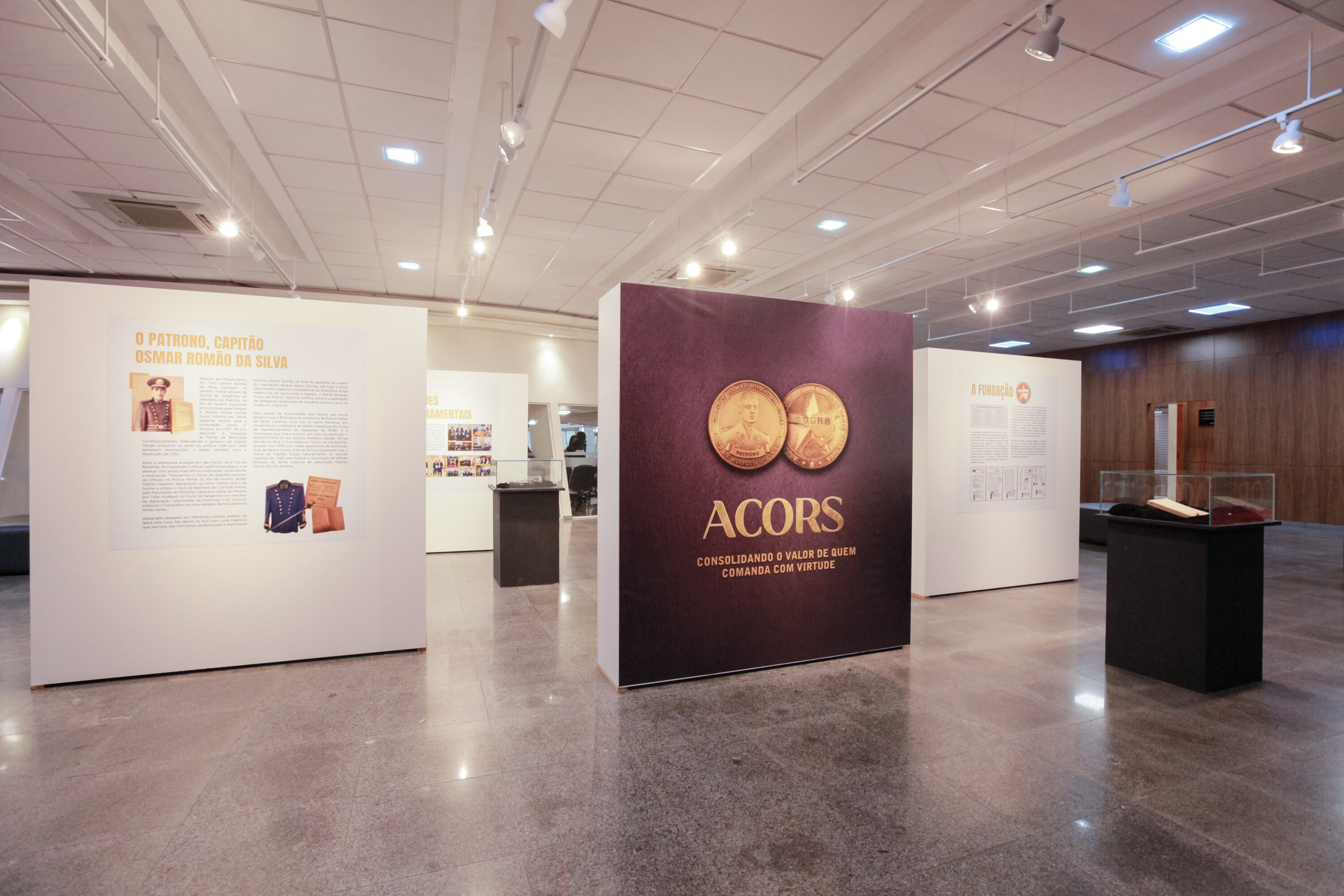 A exposição segue até o dia 16 de novembro no hall do Palácio Barriga Verde, sede da Assembleia Legislativa.