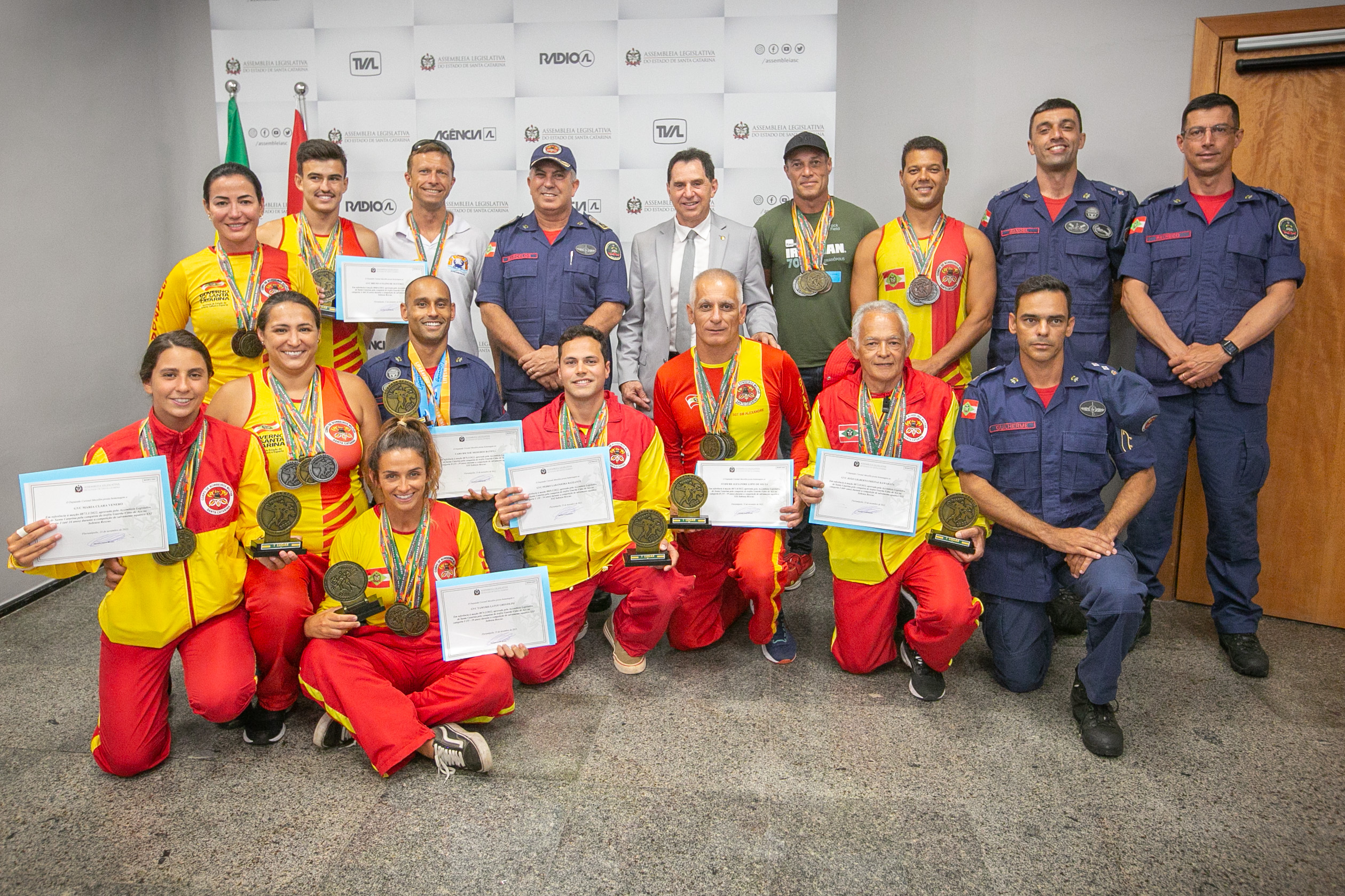 MOÇÃO – Deputado Coronel Mocellin entrega honrarias a guarda-vidas que venceram competição nacional