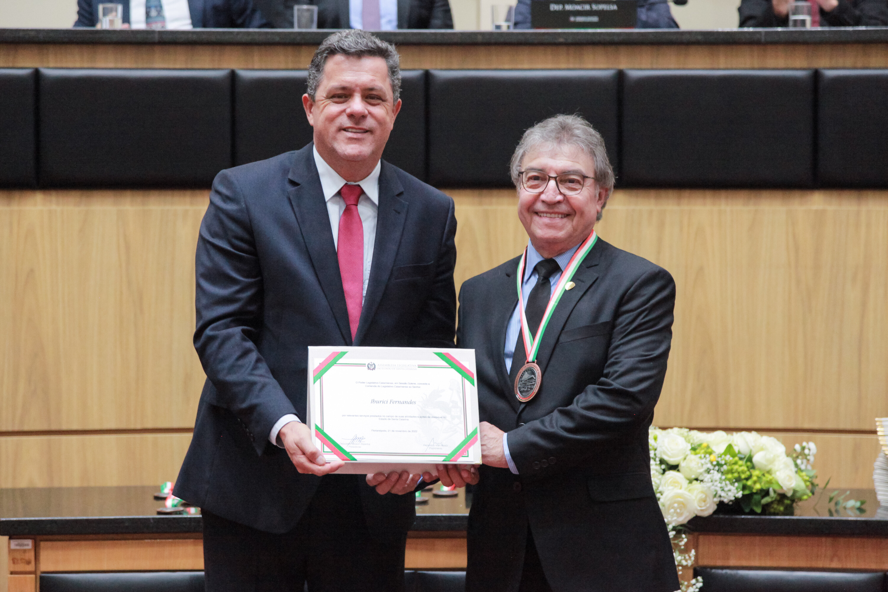 Deputado Ivan Naatz  e Iburici Fernandes durante a sessão solene de entrega da Comenda do Legislativo Catarinense na Alesc
