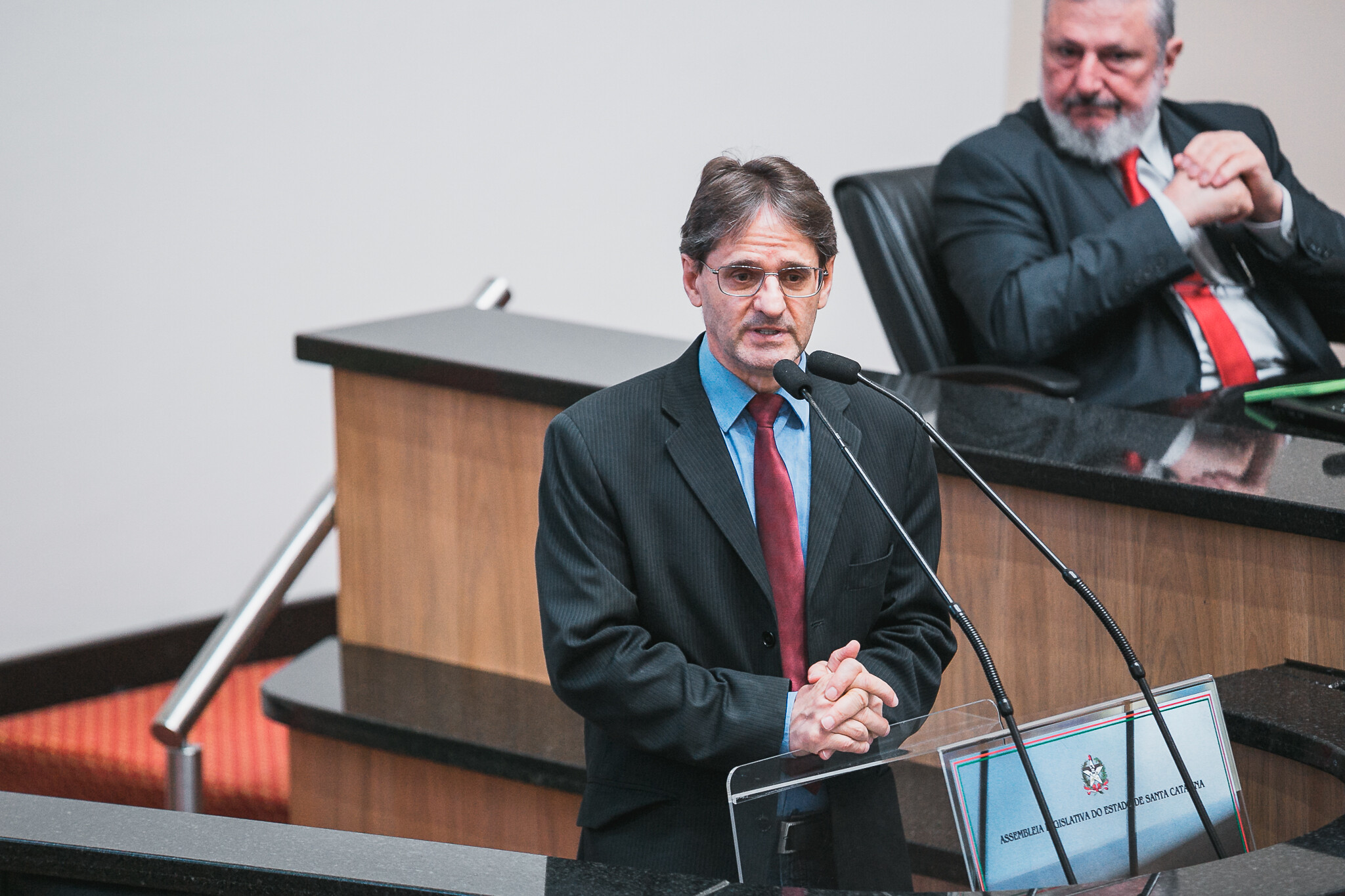 Deputado Neodi Saretta na tribuna da Assembleia legislativa.