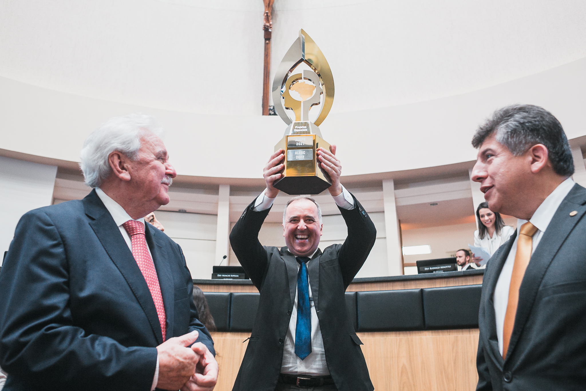 ALESC recebe o Troféu da UNALE em Plenário